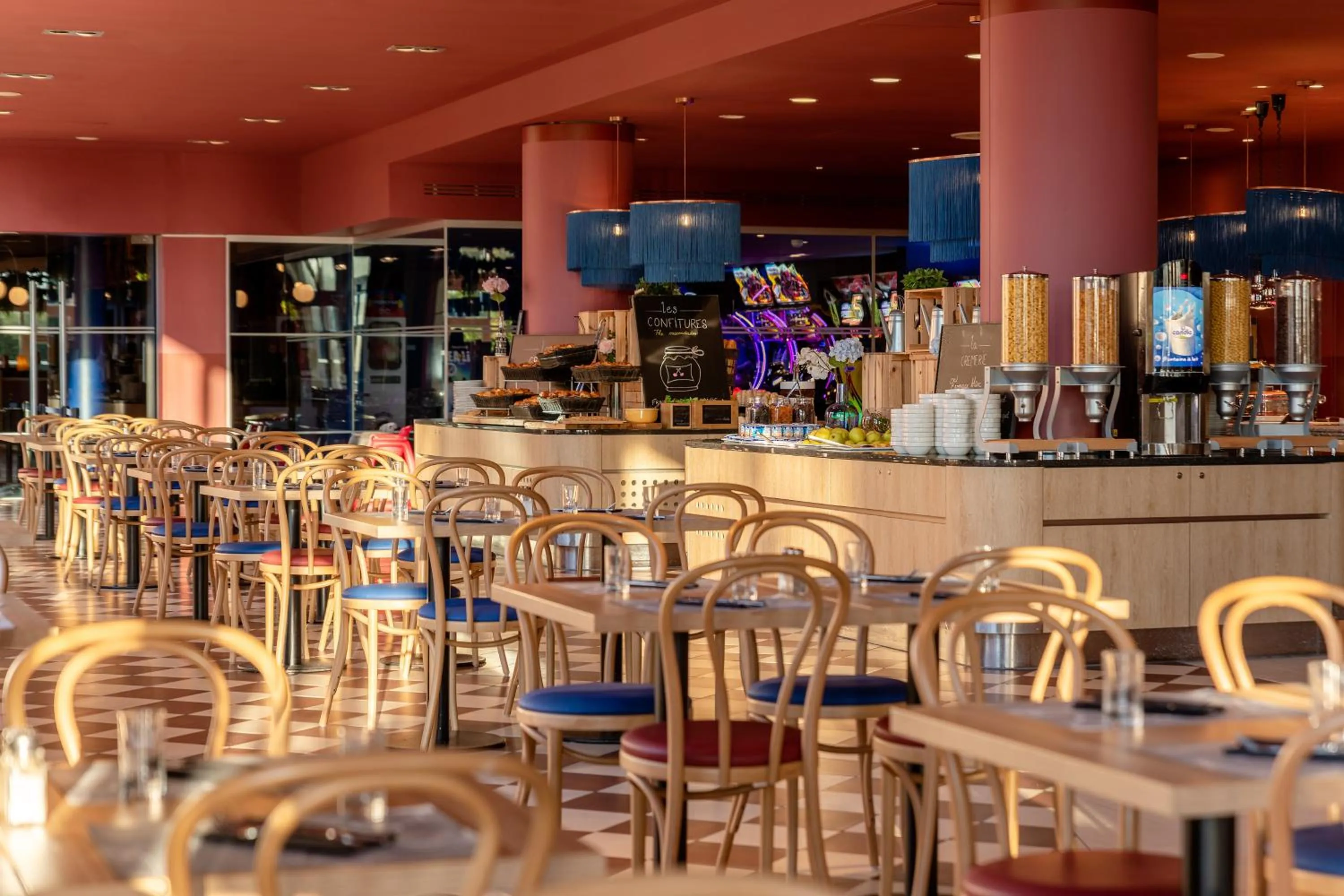 Restaurant/places to eat in Grand Magic Hotel Marne La Vallée