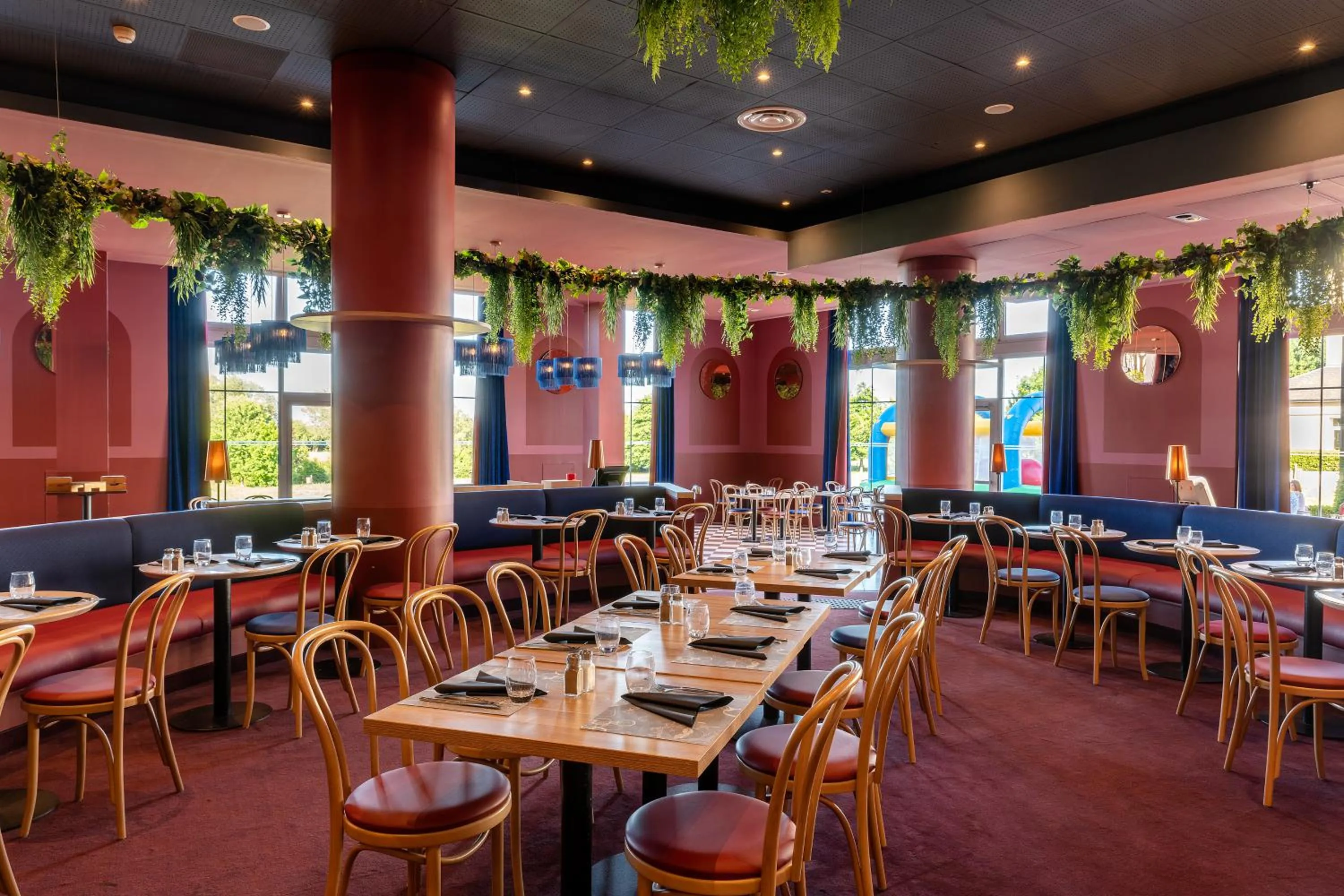 Restaurant/places to eat in Grand Magic Hotel Marne La Vallée