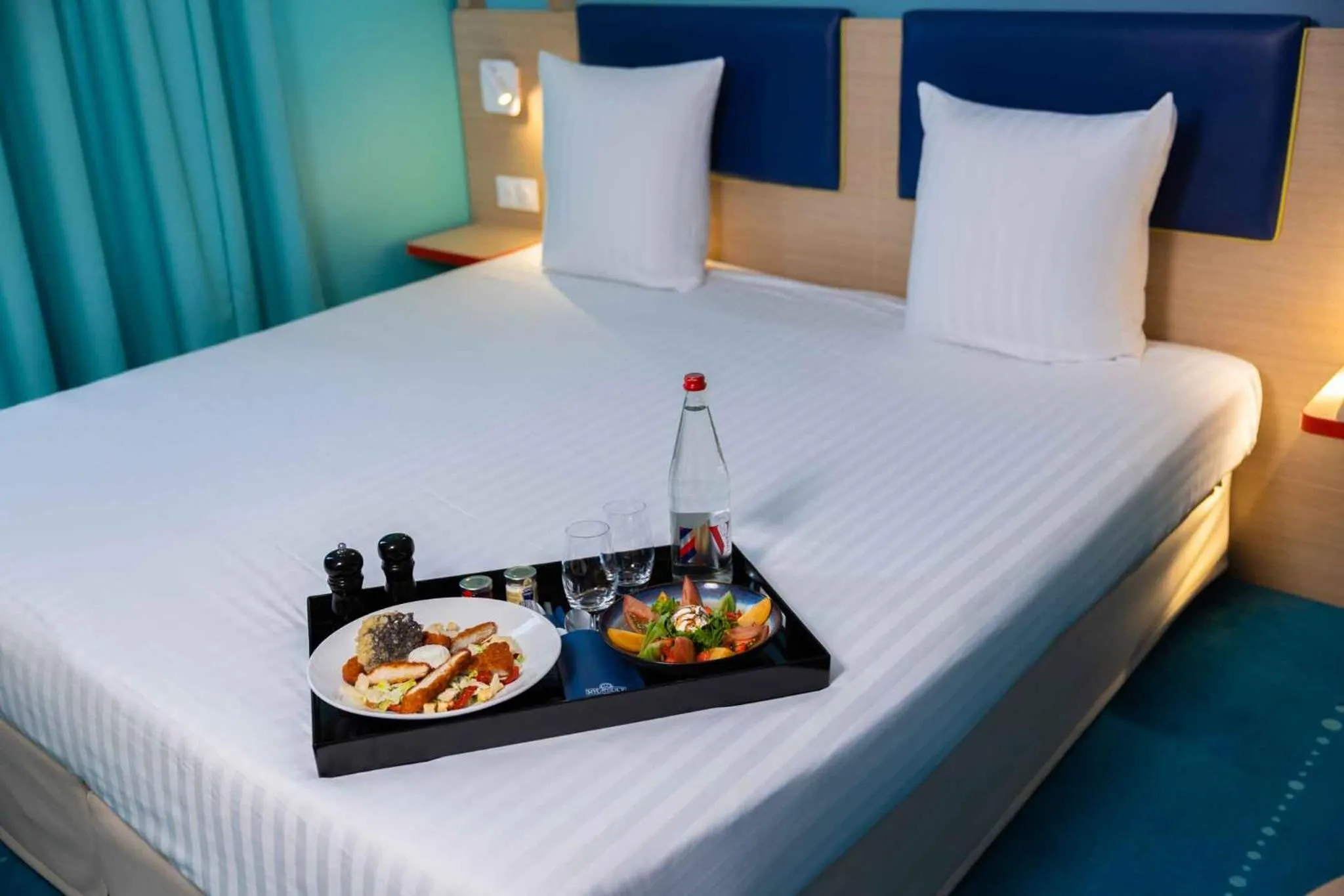 room service, Bed in Grand Magic Hotel Marne La Vallée