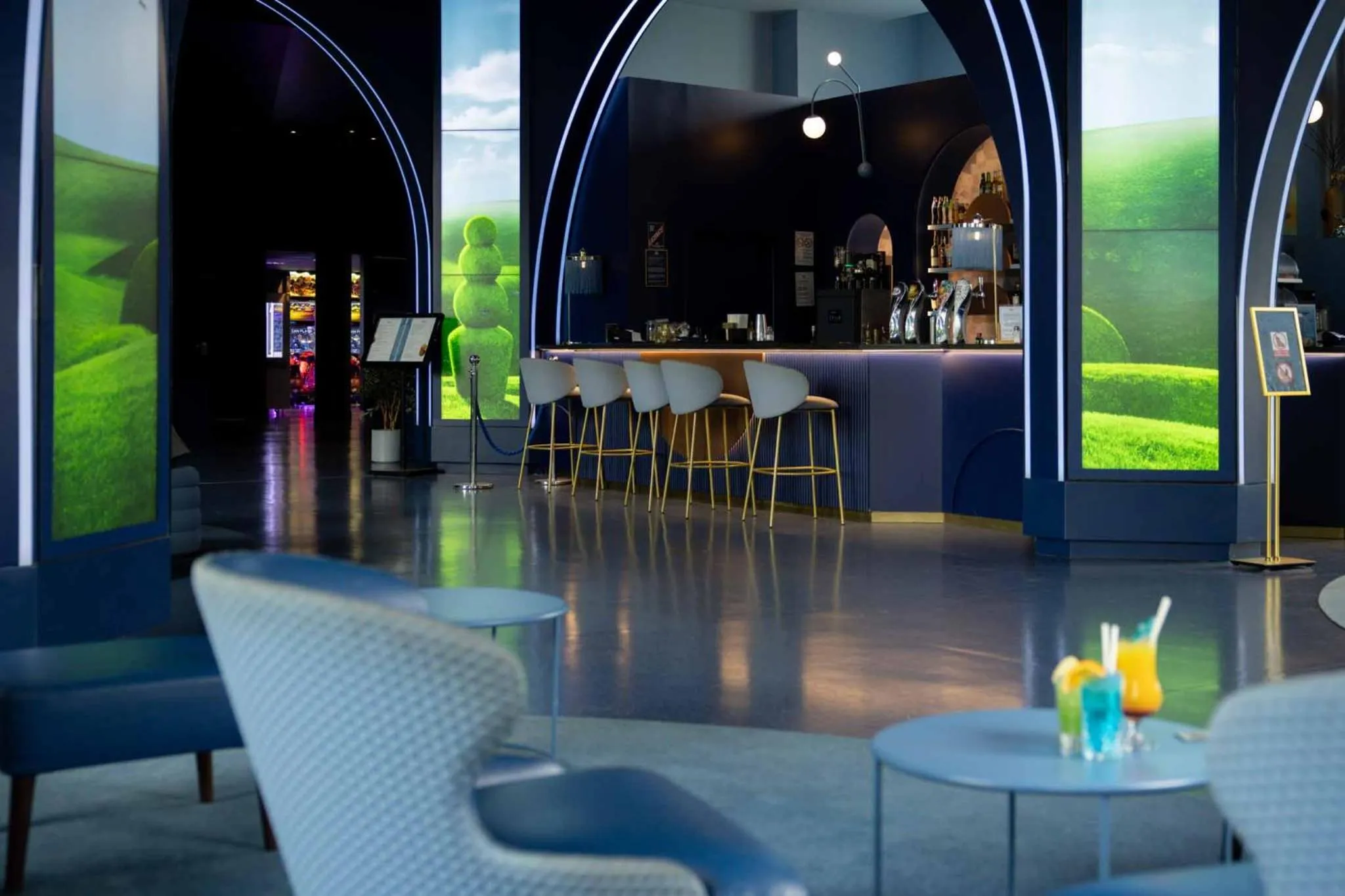 Lounge or bar in Grand Magic Hotel Marne La Vallée