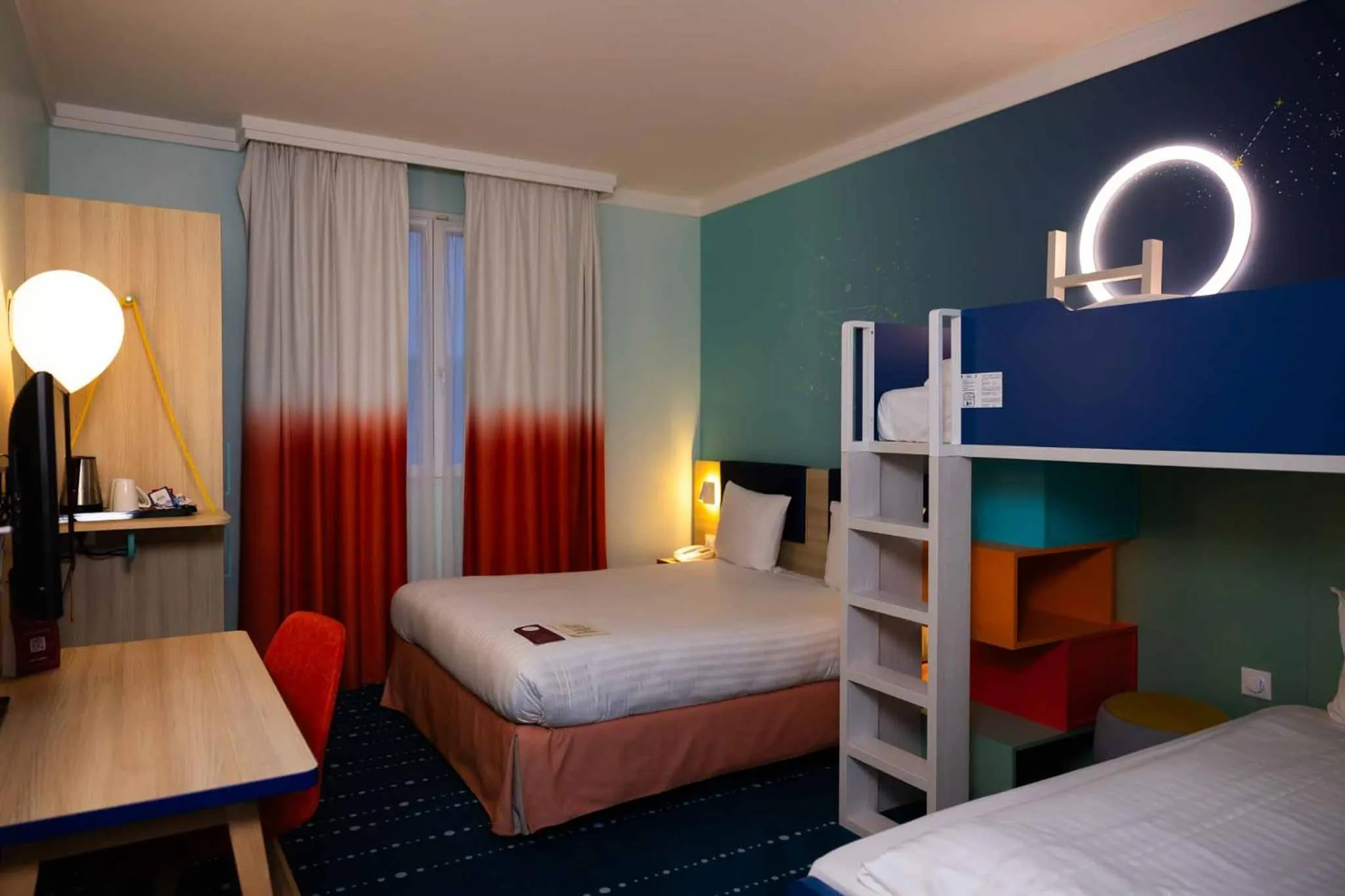 Bedroom, Bed in Grand Magic Hotel Marne La Vallée