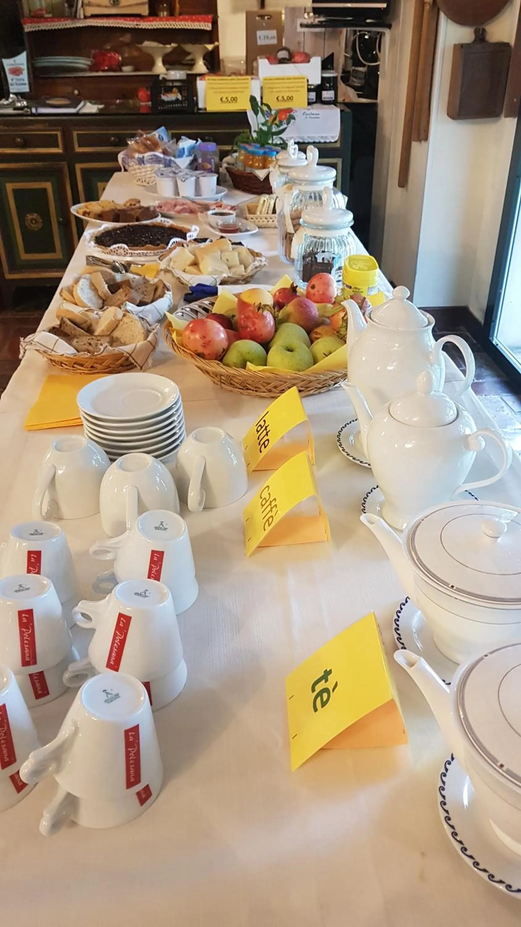 Buffet breakfast in Agriturismo Le Clementine
