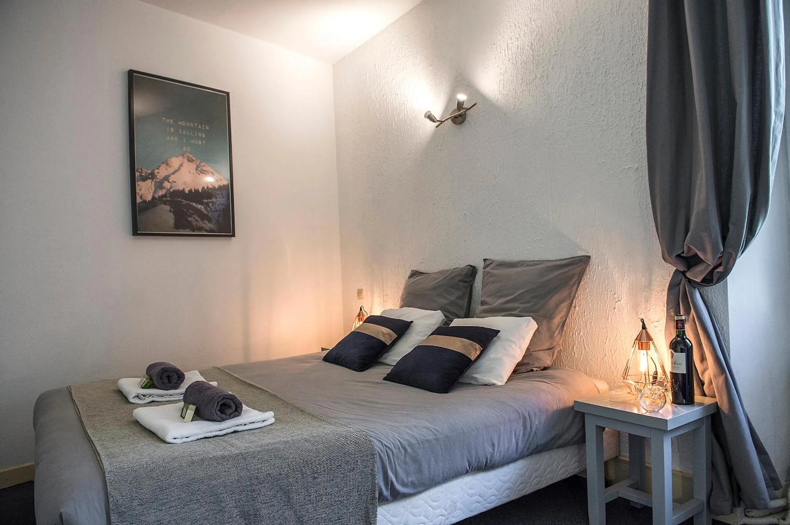 Bedroom, Bed in Hôtel Le Cassini