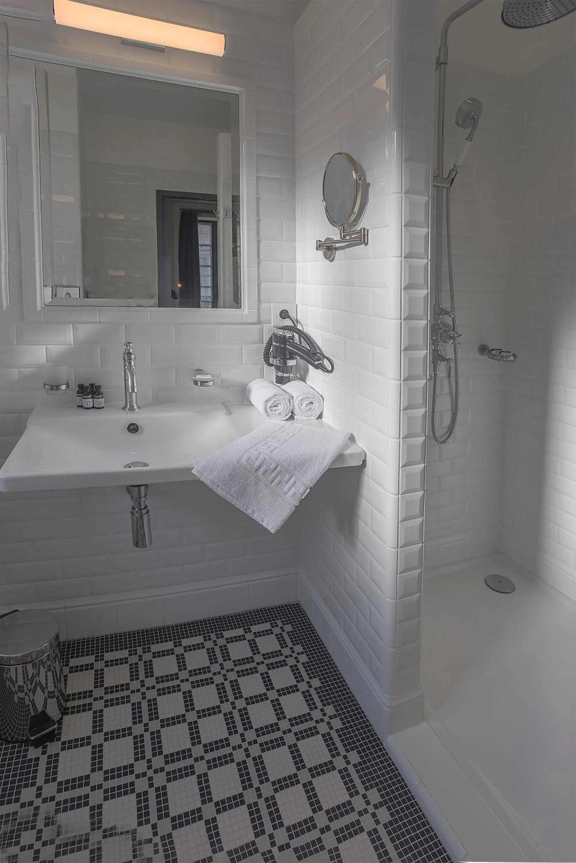 Shower in Appart Hôtel - VILLA CÔTÉ PLATEAU - Hyper Centre Ville - 3 Étoiles Certifiées-