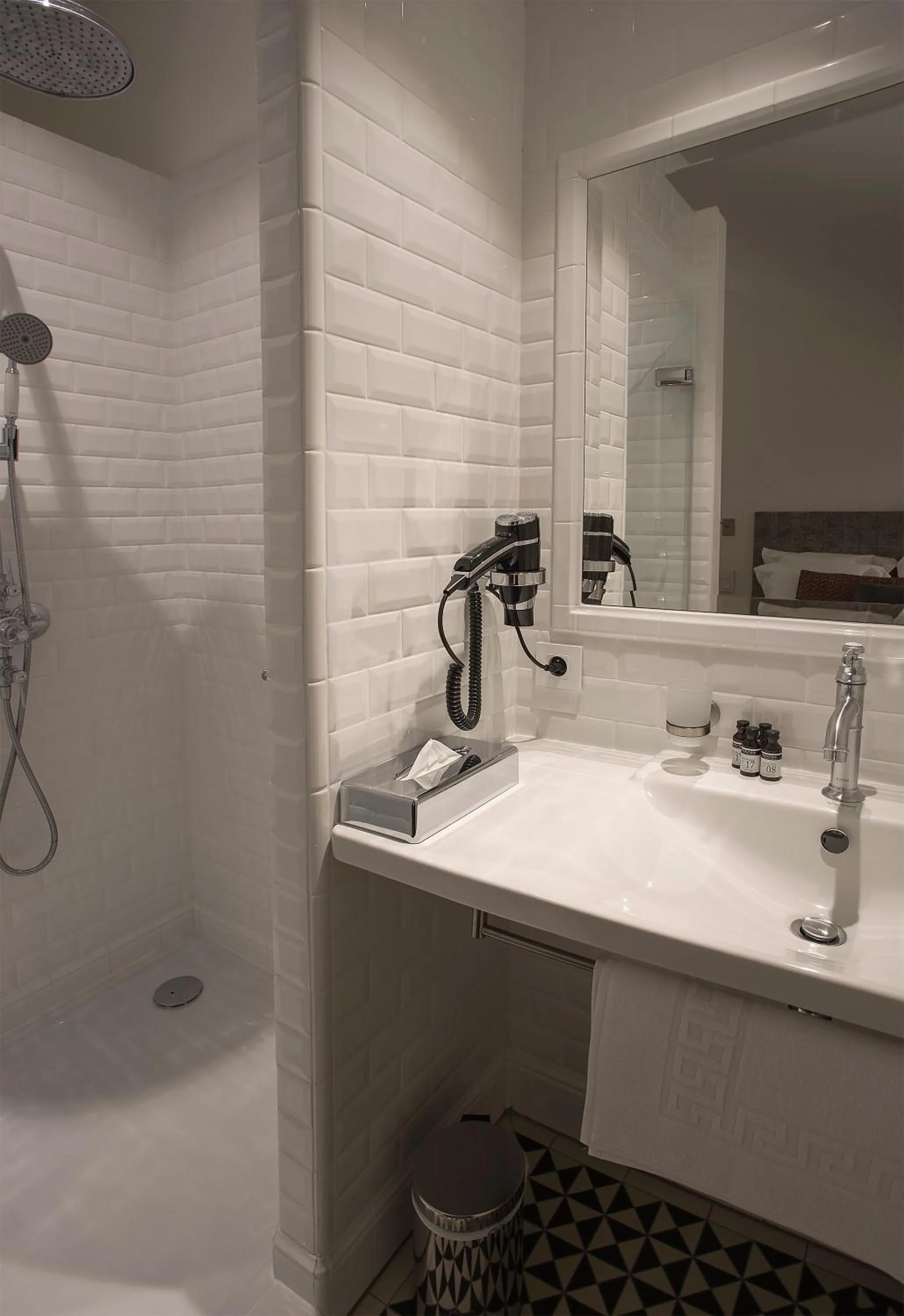 Shower in Appart Hôtel - VILLA CÔTÉ PLATEAU - Hyper Centre Ville - 3 Étoiles Certifiées-