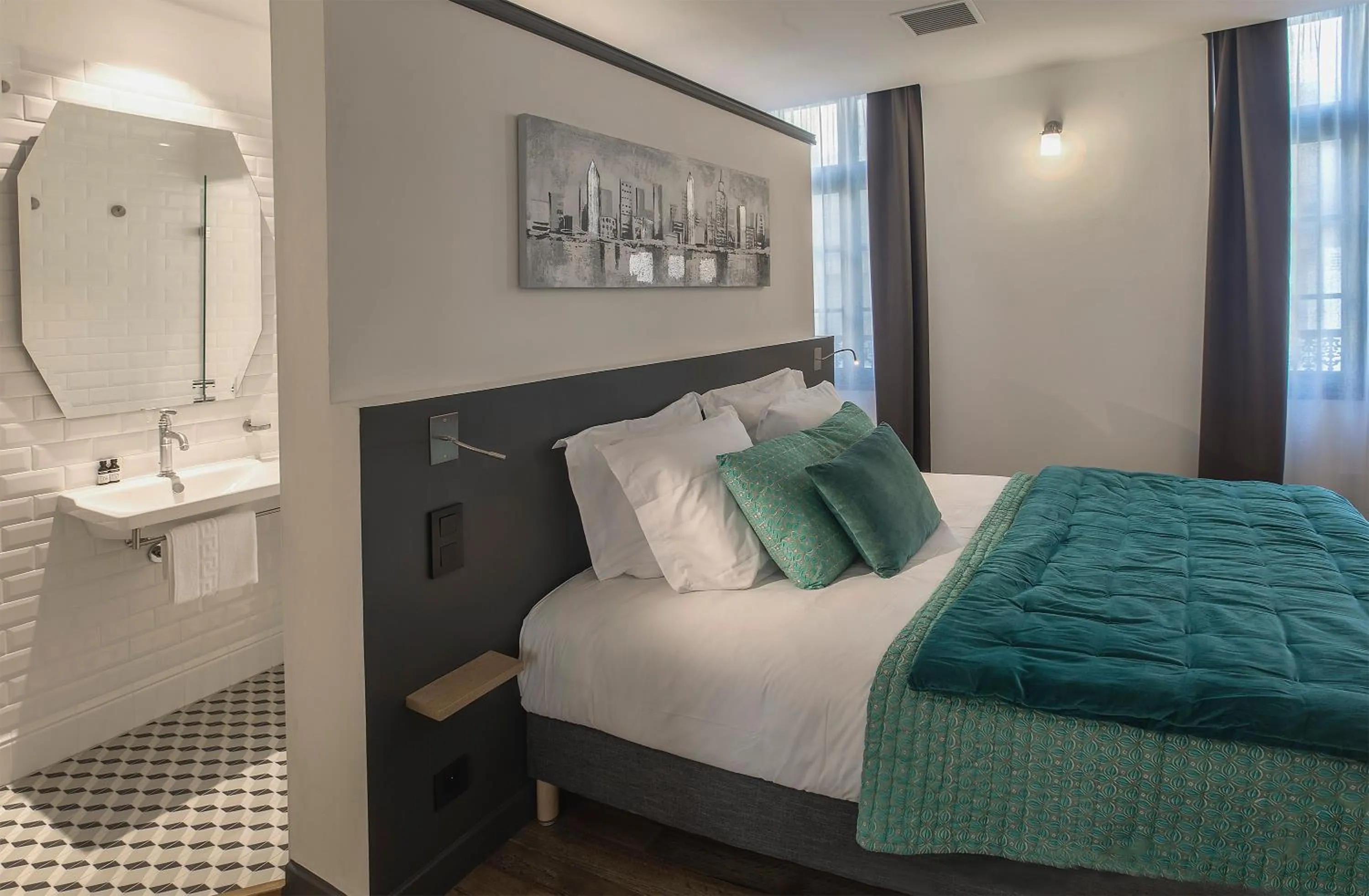 Photo of the whole room, Bed in Appart Hôtel - VILLA CÔTÉ PLATEAU - Hyper Centre Ville - 3 Étoiles Certifiées-