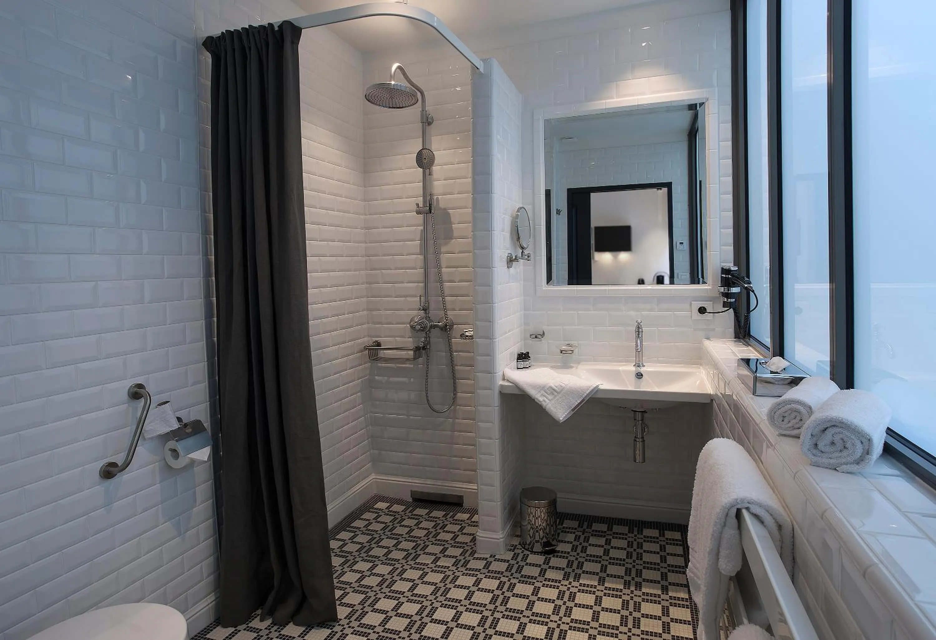 Shower in Appart Hôtel - VILLA CÔTÉ PLATEAU - Hyper Centre Ville - 3 Étoiles Certifiées-