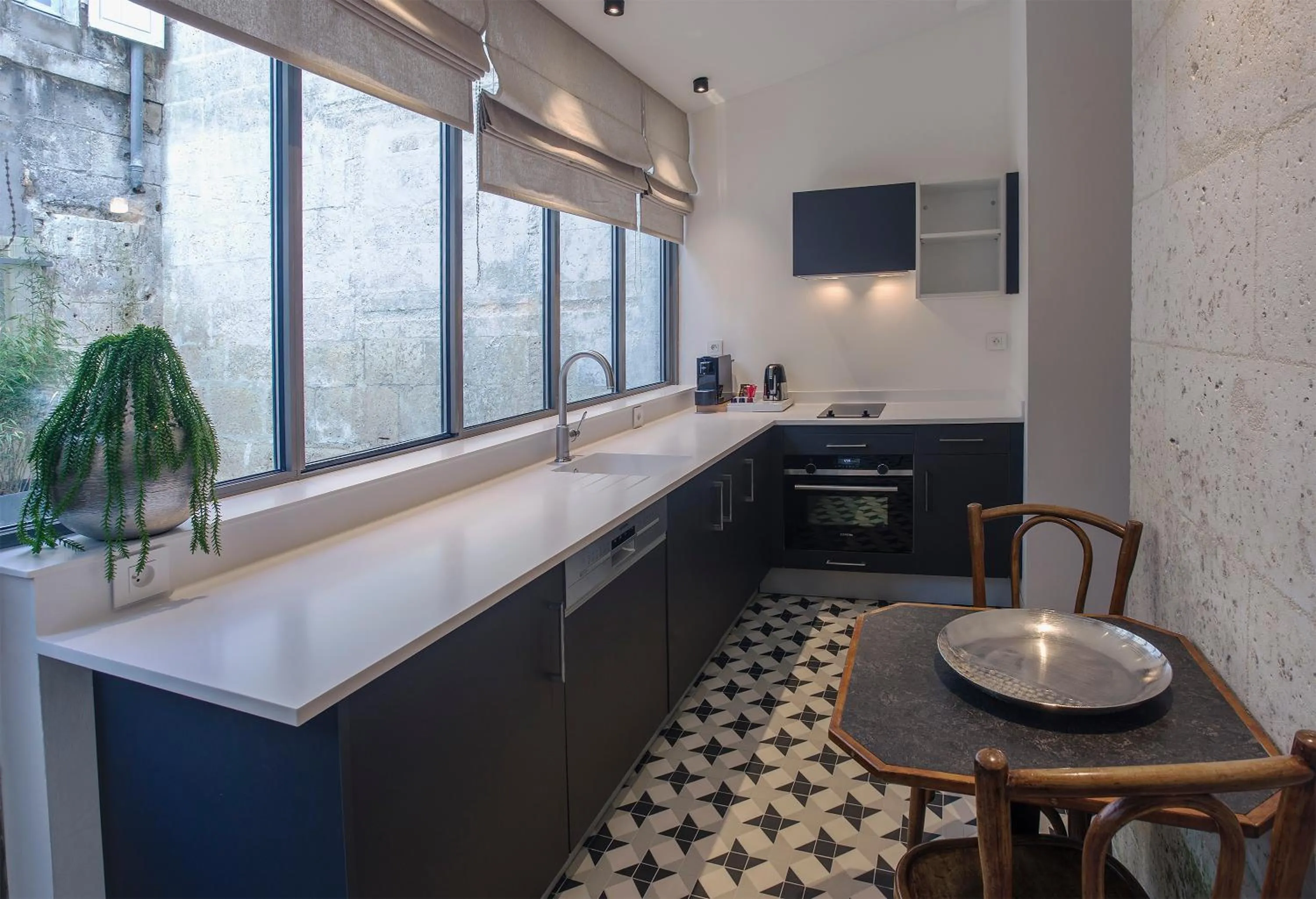 Kitchen or kitchenette in Appart Hôtel - VILLA CÔTÉ PLATEAU - Hyper Centre Ville - 3 Étoiles Certifiées-