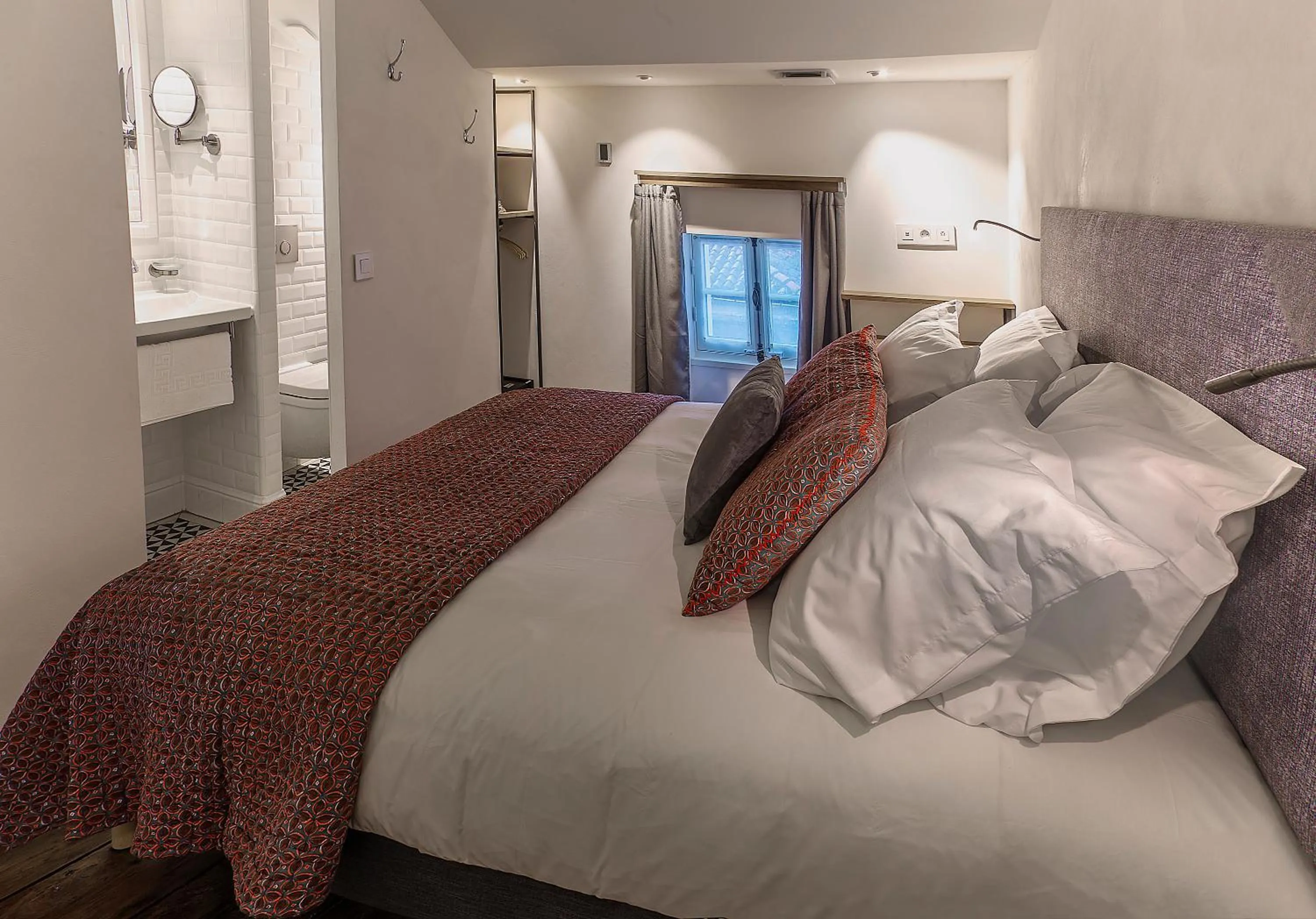 Bedroom, Bed in Appart Hôtel - VILLA CÔTÉ PLATEAU - Hyper Centre Ville - 3 Étoiles Certifiées-