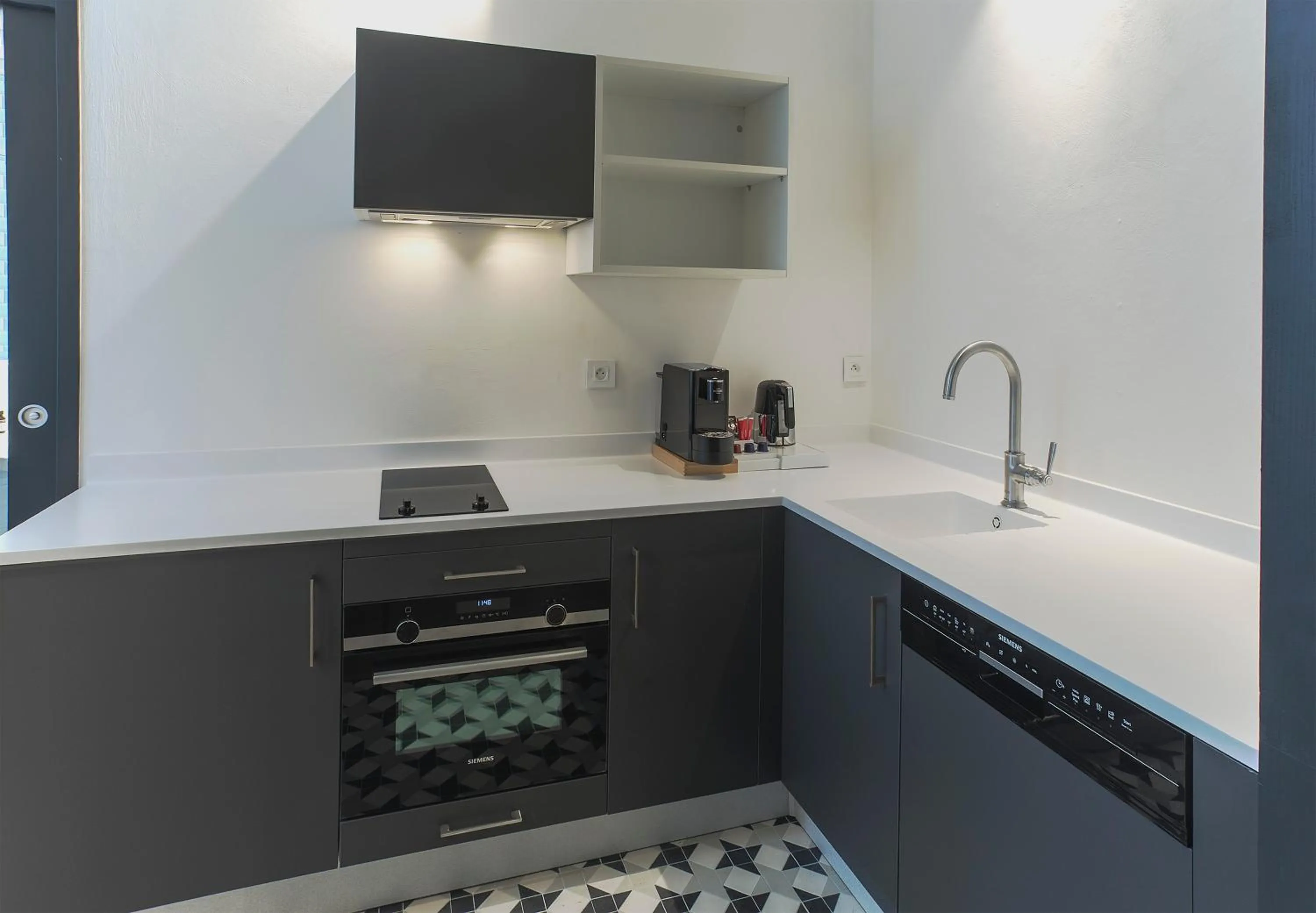 Kitchen or kitchenette in Appart Hôtel - VILLA CÔTÉ PLATEAU - Hyper Centre Ville - 3 Étoiles Certifiées-