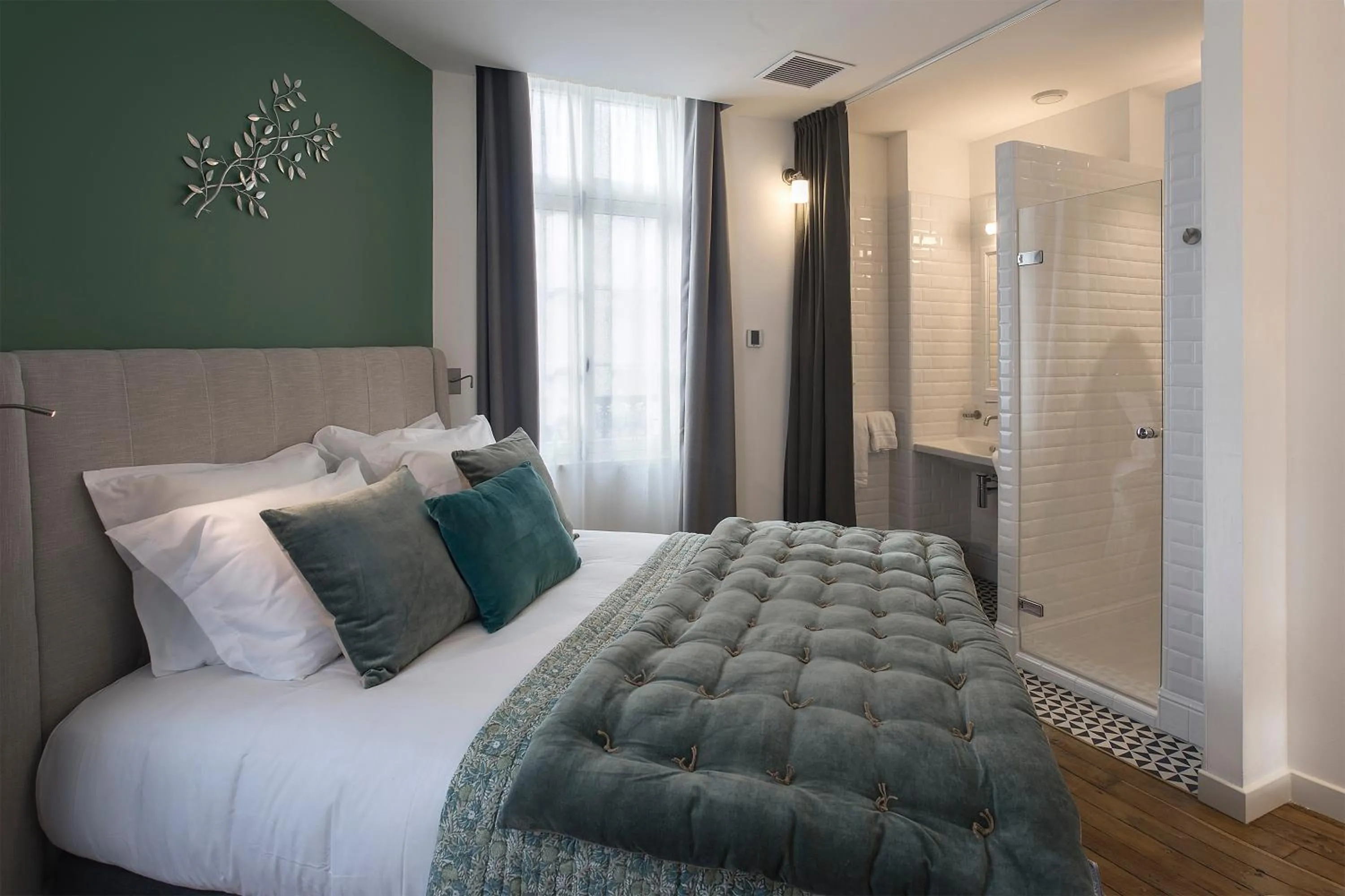 Photo of the whole room, Bed in Appart Hôtel - VILLA CÔTÉ PLATEAU - Hyper Centre Ville - 3 Étoiles Certifiées-