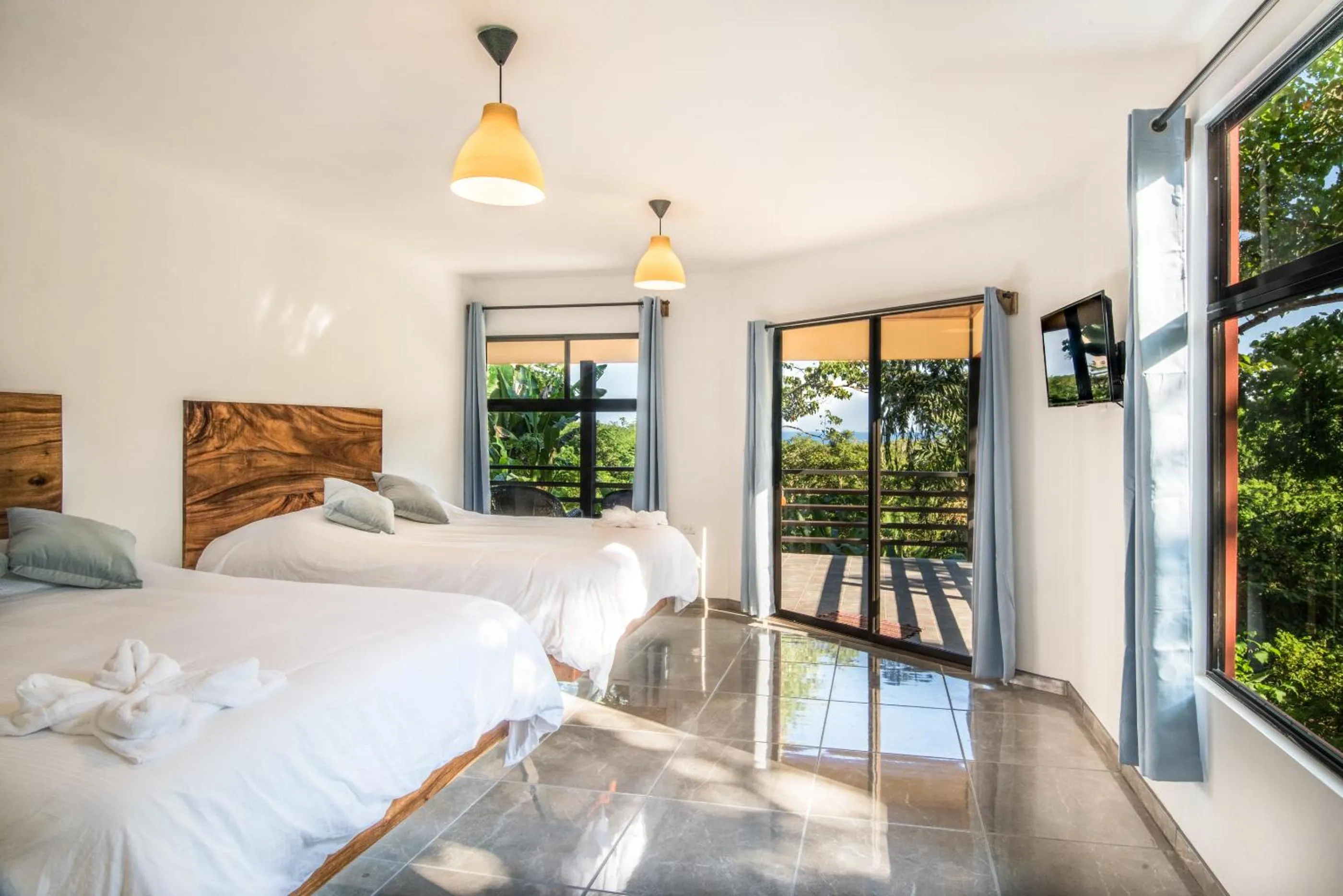 Bed in Jungle Lodge at Wild Sun Rescue Center