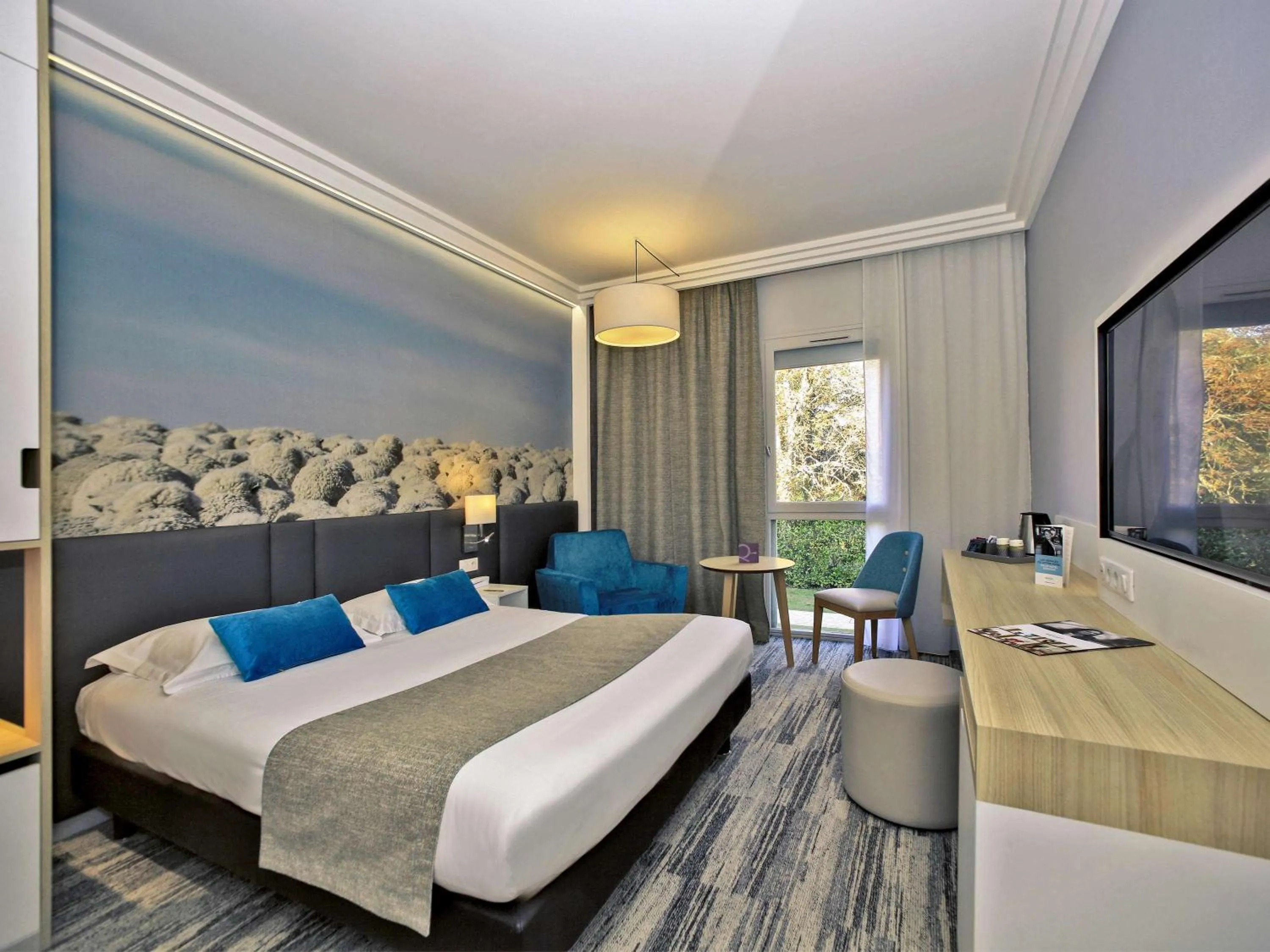 Photo of the whole room, Bed in Mercure Castres L'Occitan