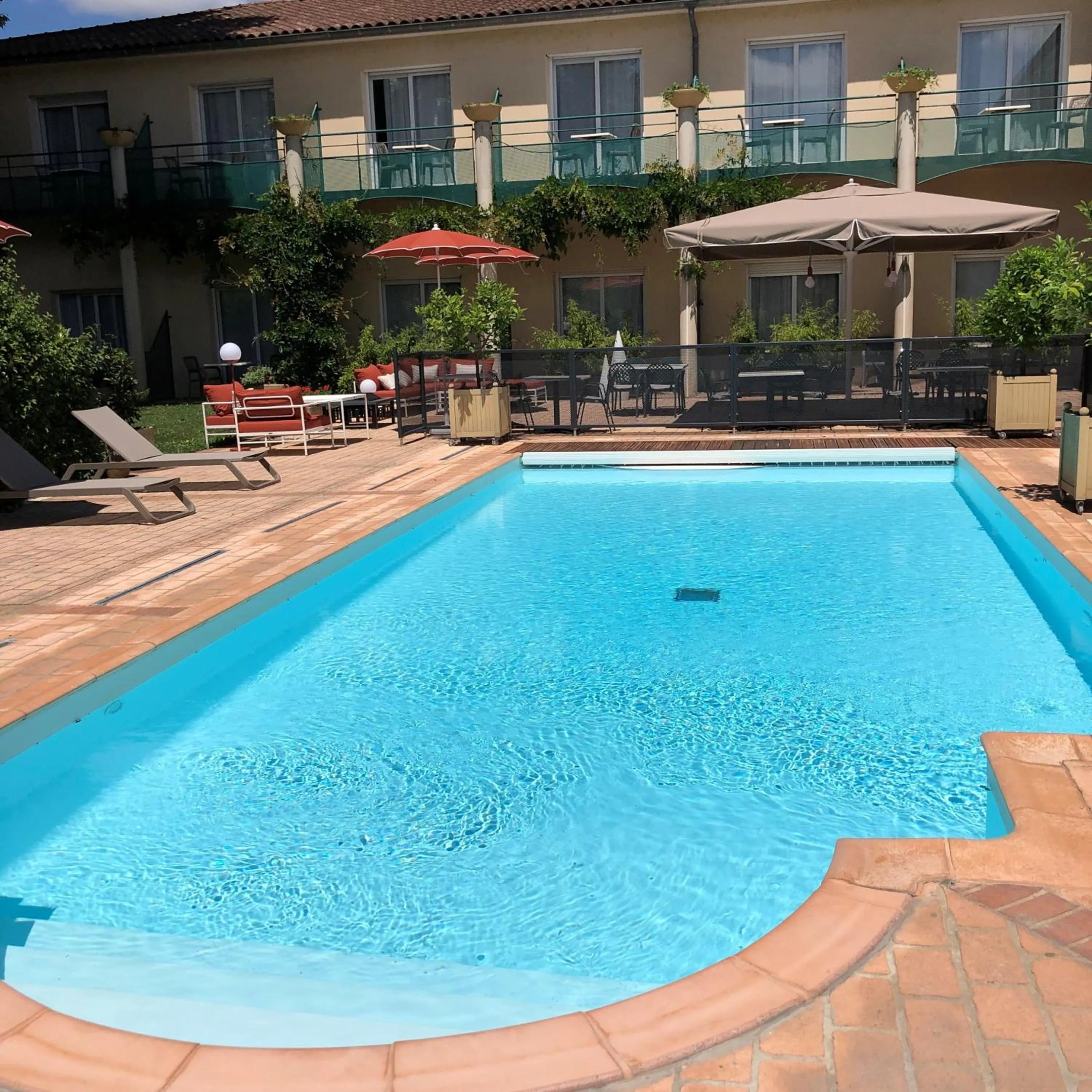 Pool view in Mercure Castres L'Occitan