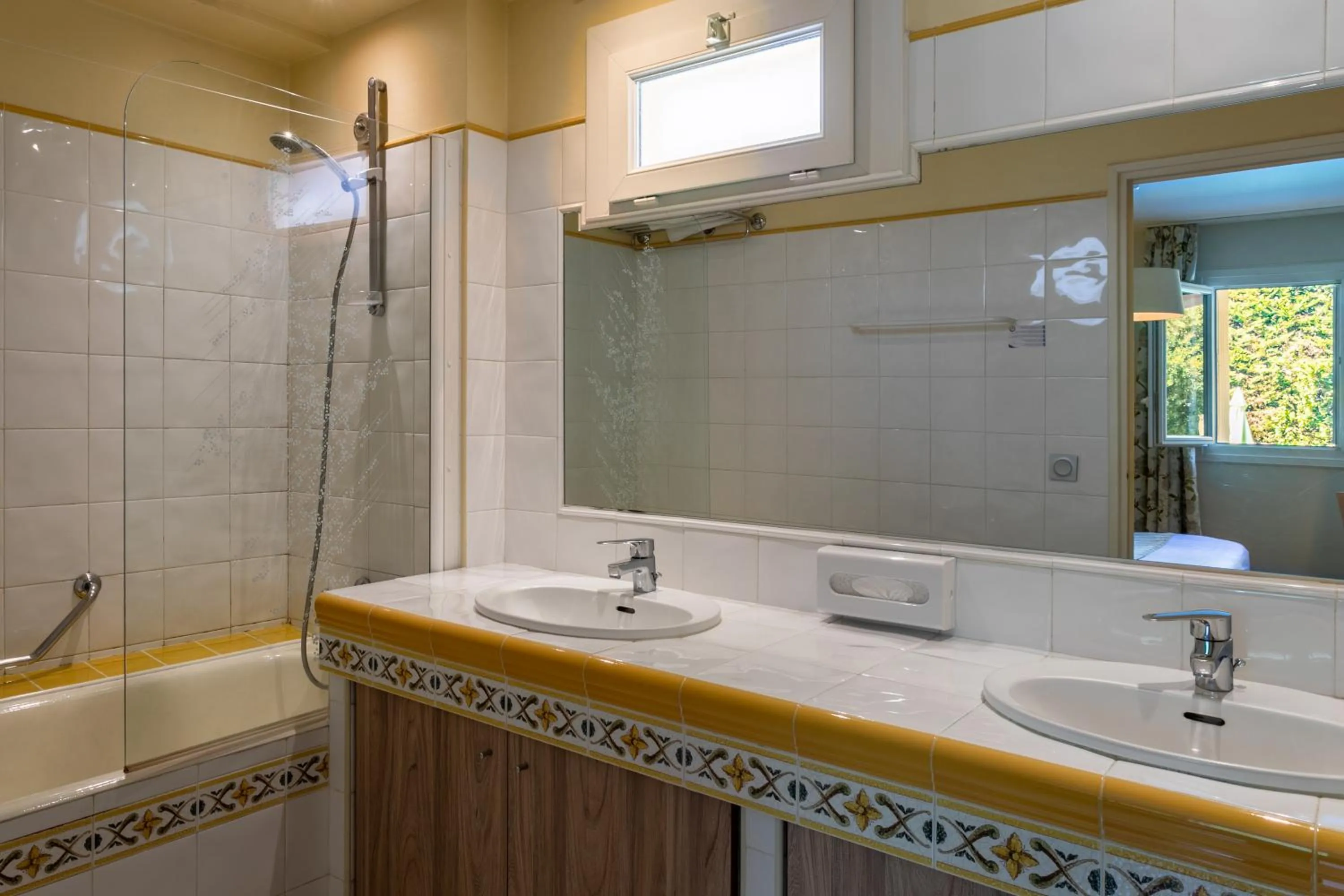 Bathroom in Hôtel Mireille