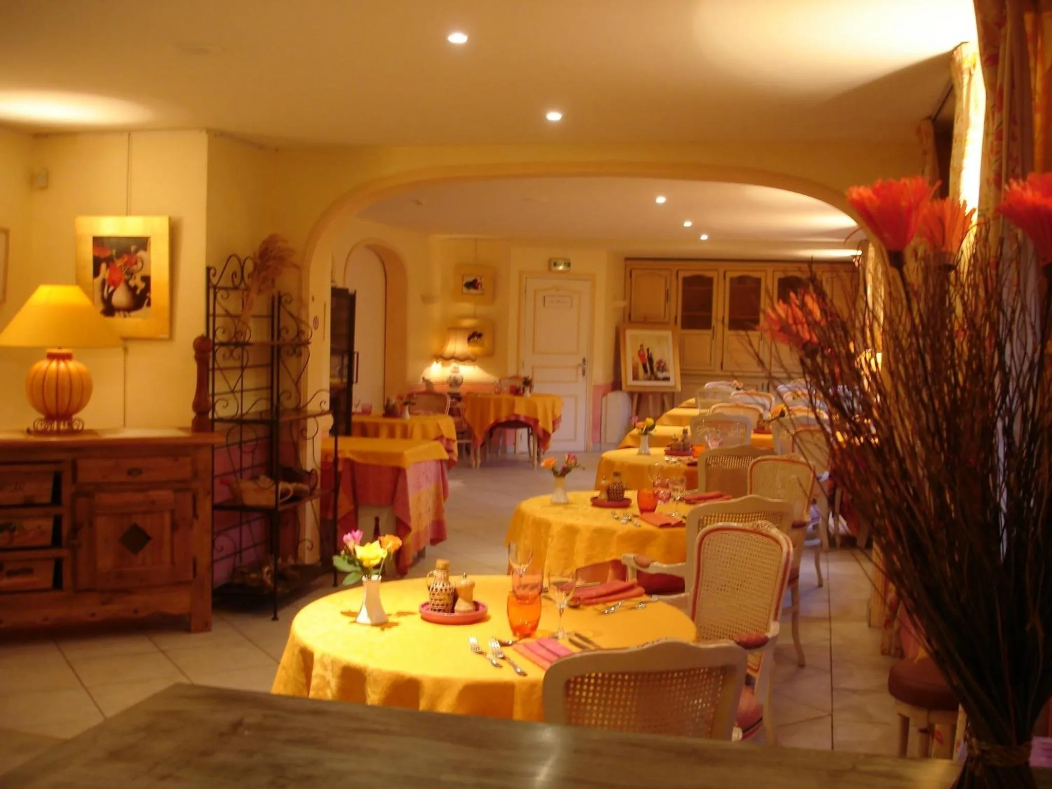 Restaurant/places to eat in Hôtel Mireille