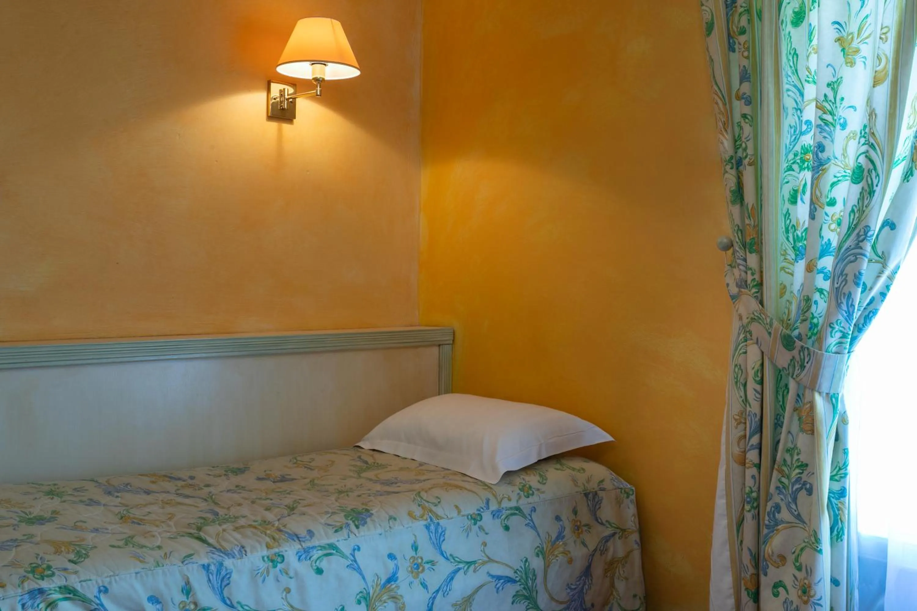 Bed in Hôtel Mireille