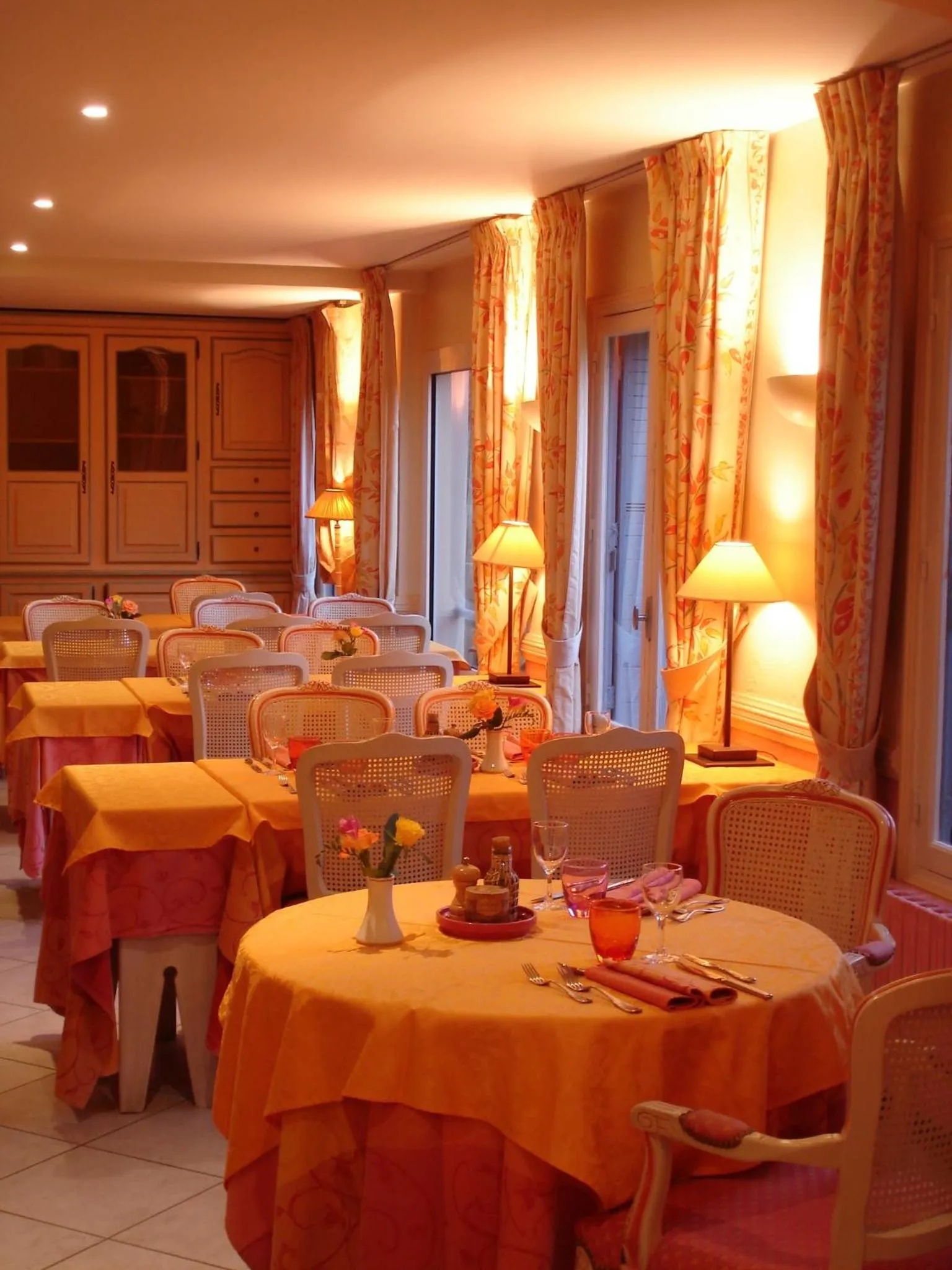 Restaurant/places to eat in Hôtel Mireille