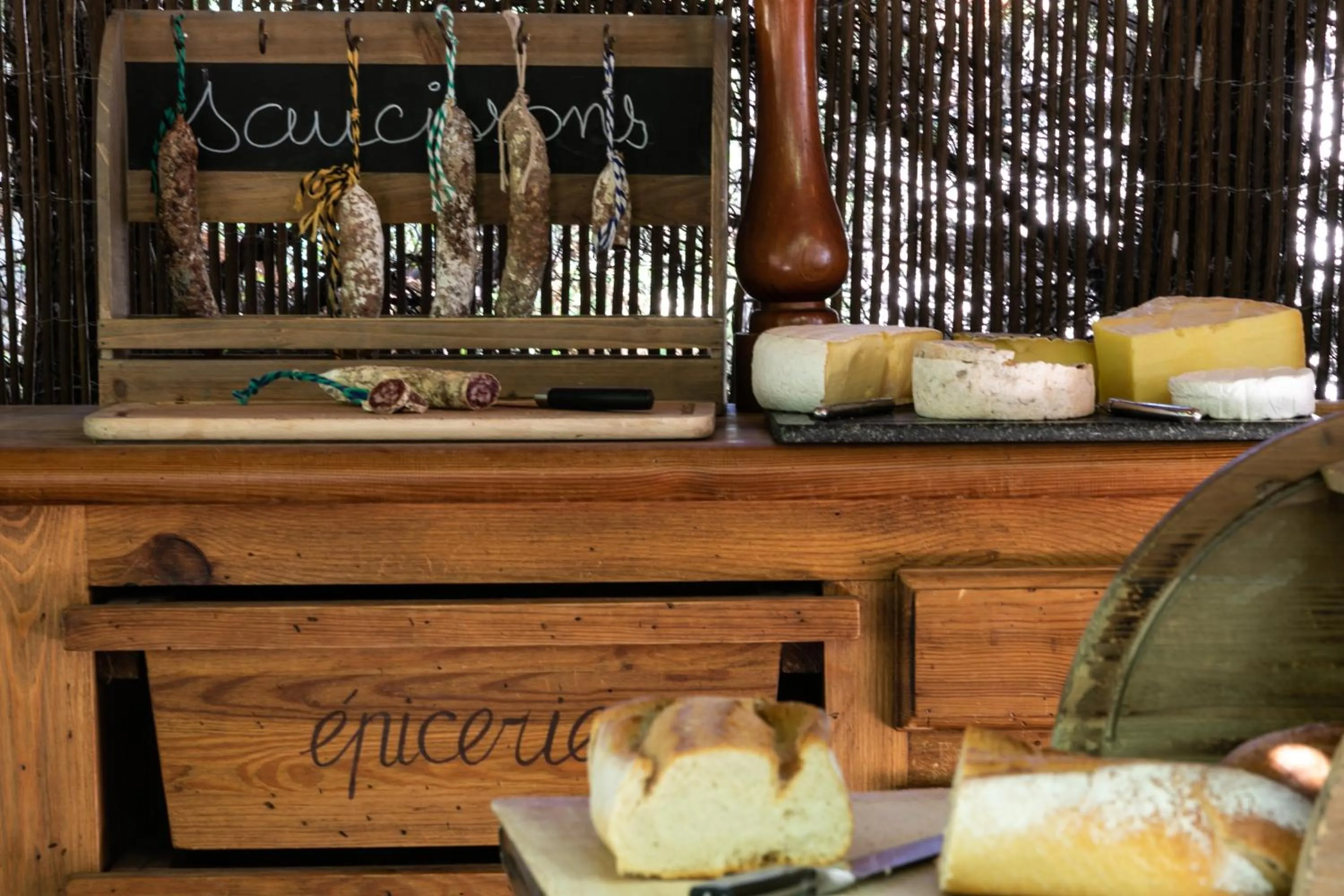 Food and drinks in Hôtel Mireille