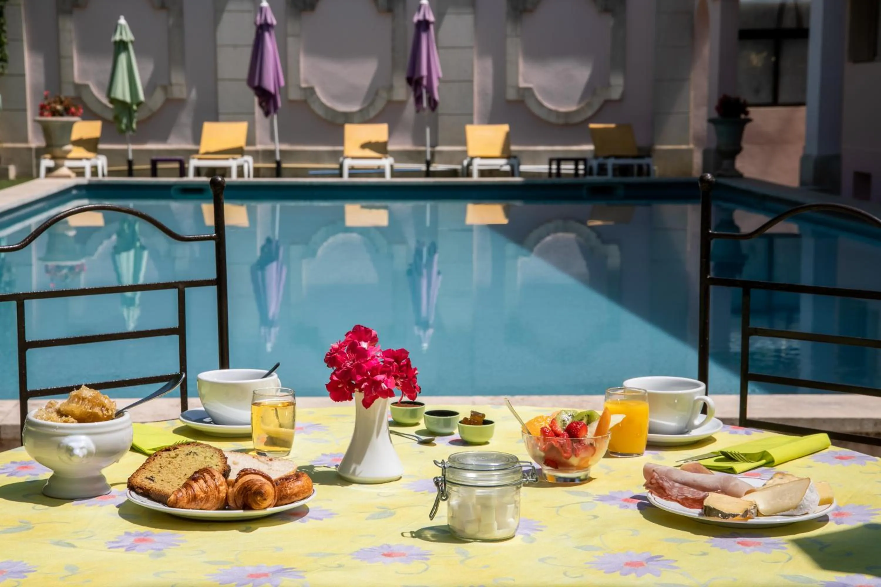 Food and drinks in Hôtel Mireille