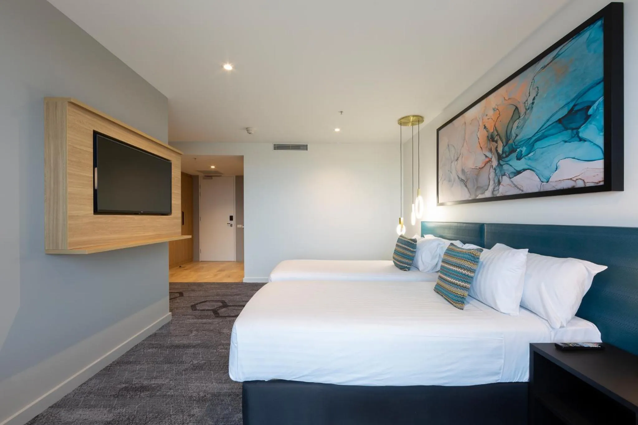 Photo of the whole room, Bed in Mercure Canberra Belconnen