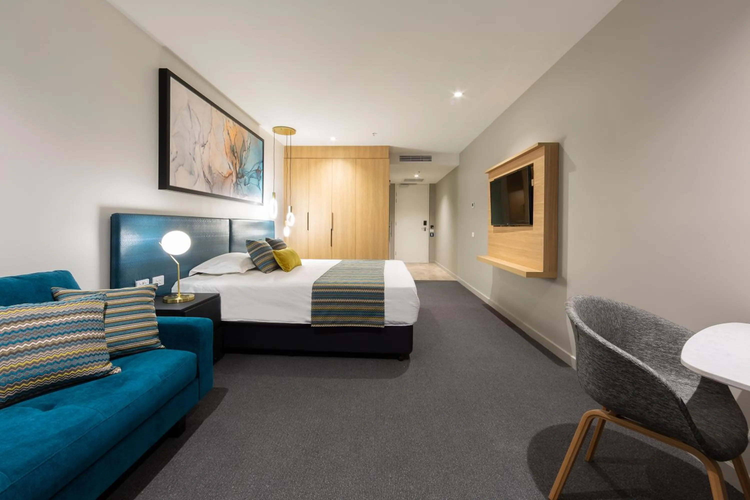 Photo of the whole room, Bed in Mercure Canberra Belconnen