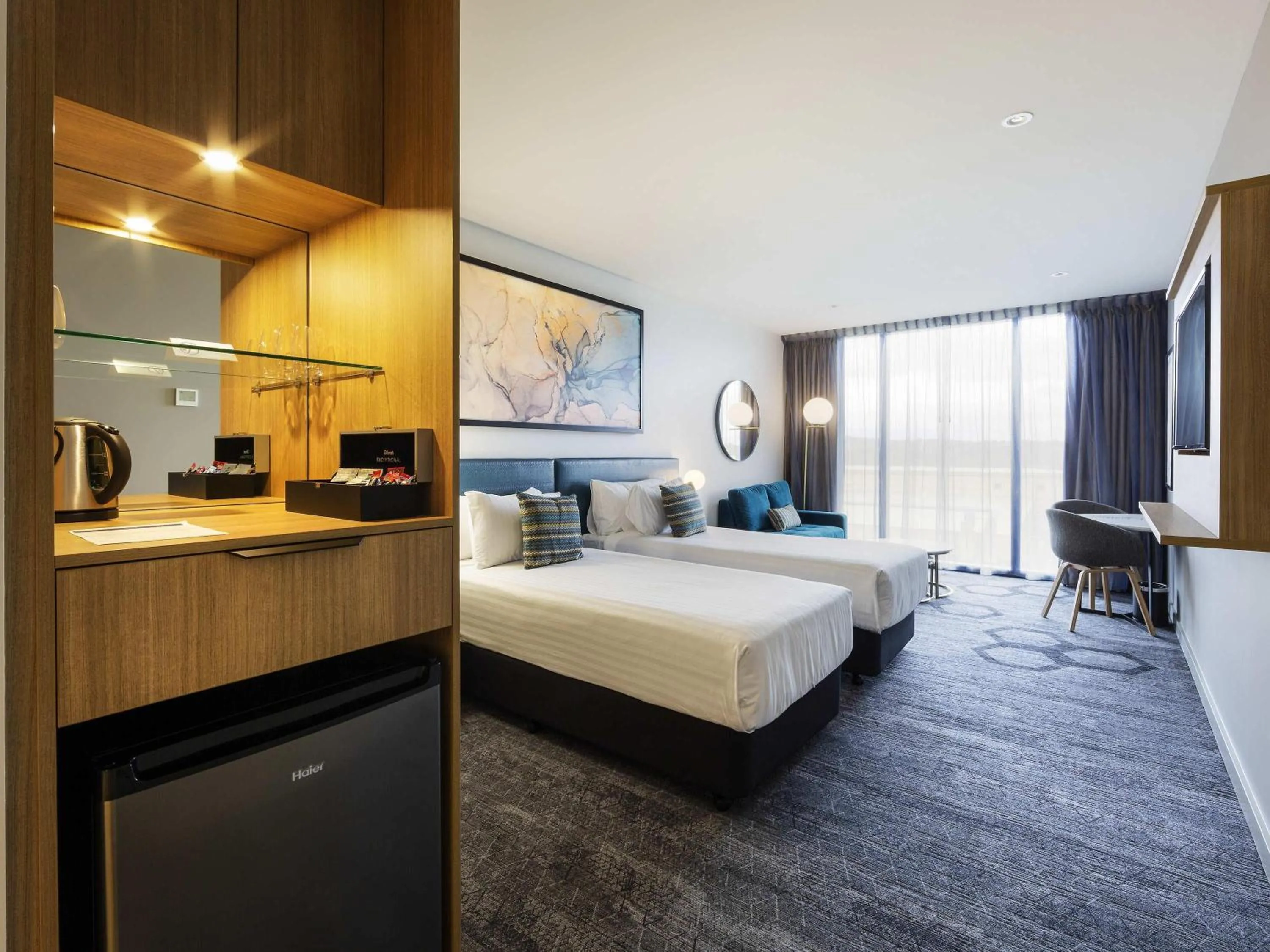 Bedroom, Bed in Mercure Canberra Belconnen