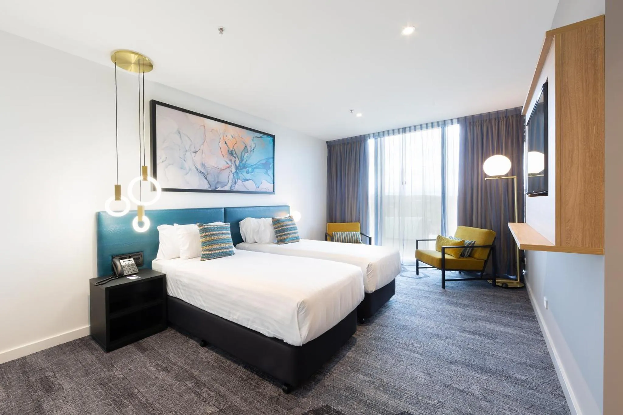 Photo of the whole room, Bed in Mercure Canberra Belconnen