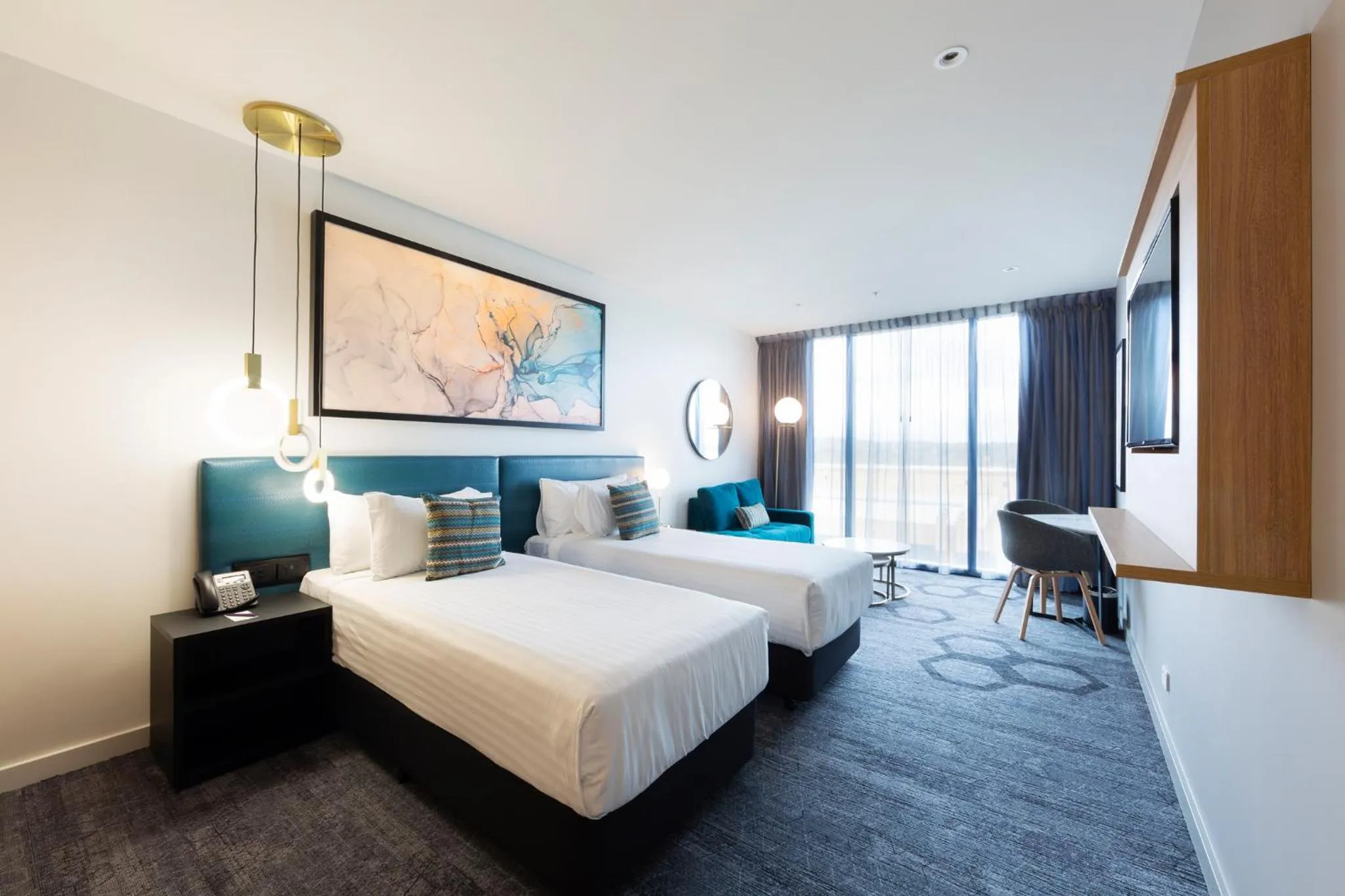 Photo of the whole room, Bed in Mercure Canberra Belconnen