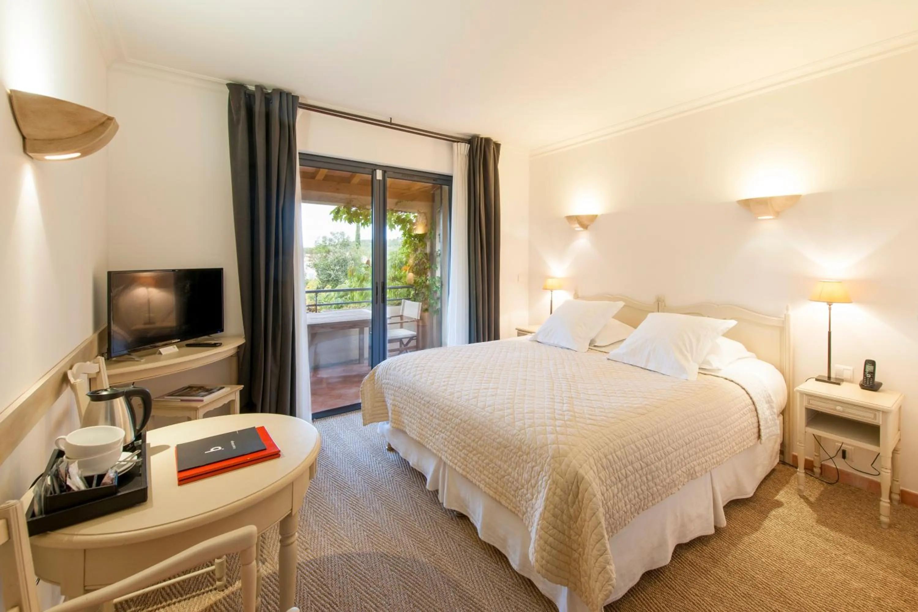 Patio, Bed in Du Côté Des Olivades