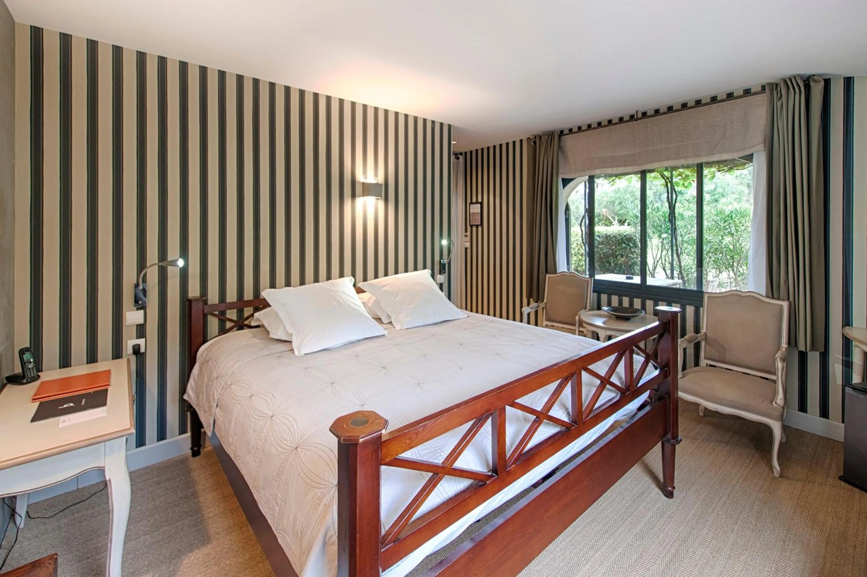 Patio, Bed in Du Côté Des Olivades