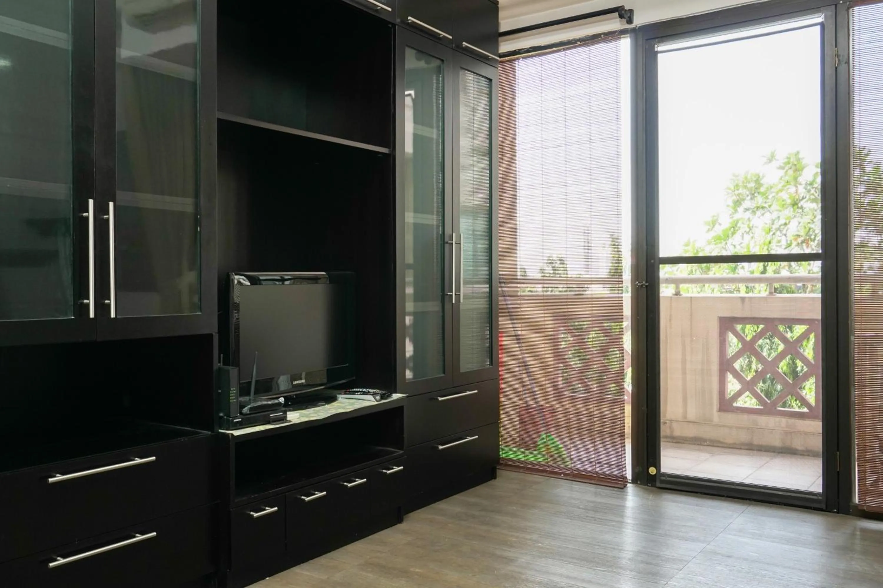 Big and Cozy Studio Apartment at Puri Garden By Travelio