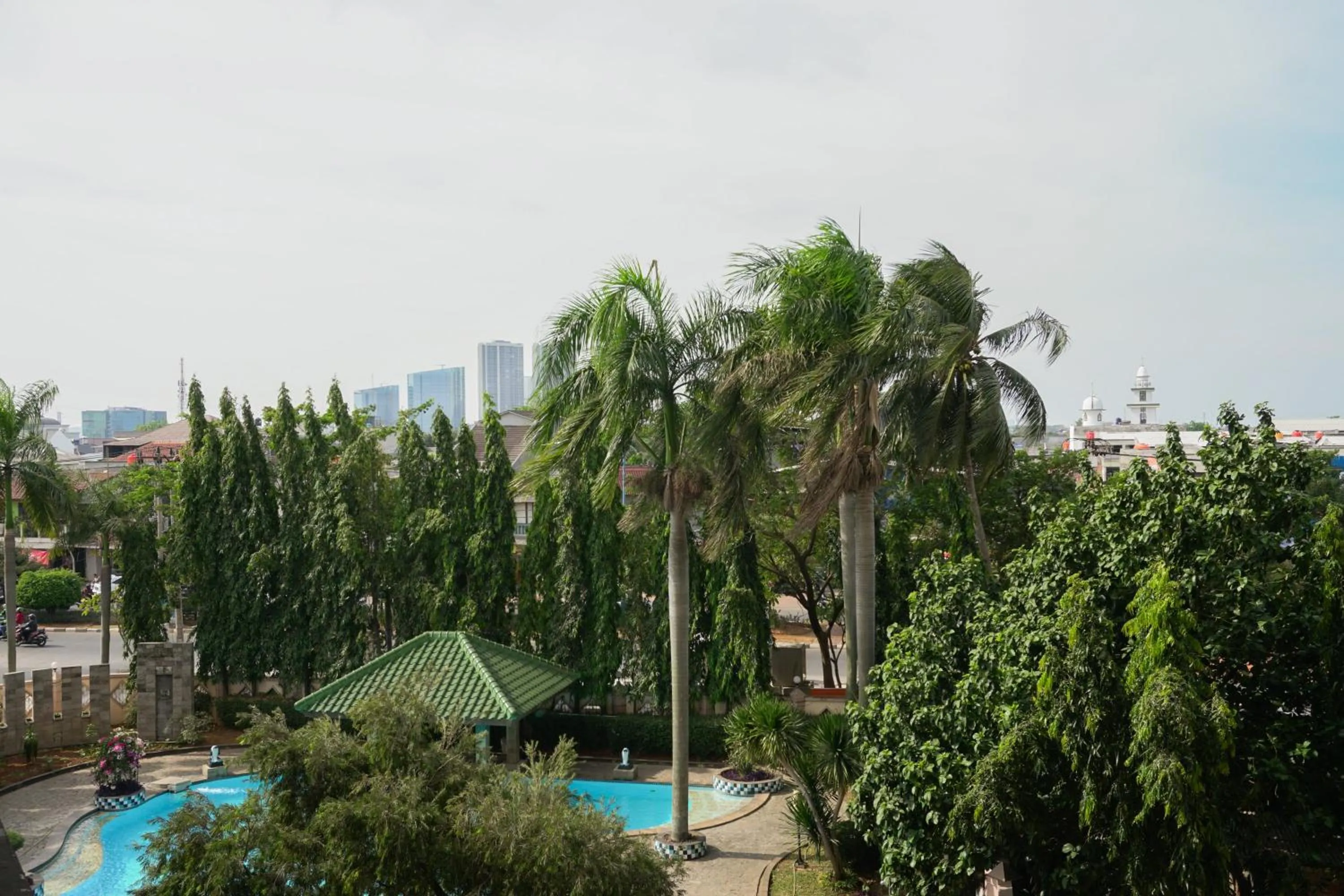 Big and Cozy Studio Apartment at Puri Garden By Travelio