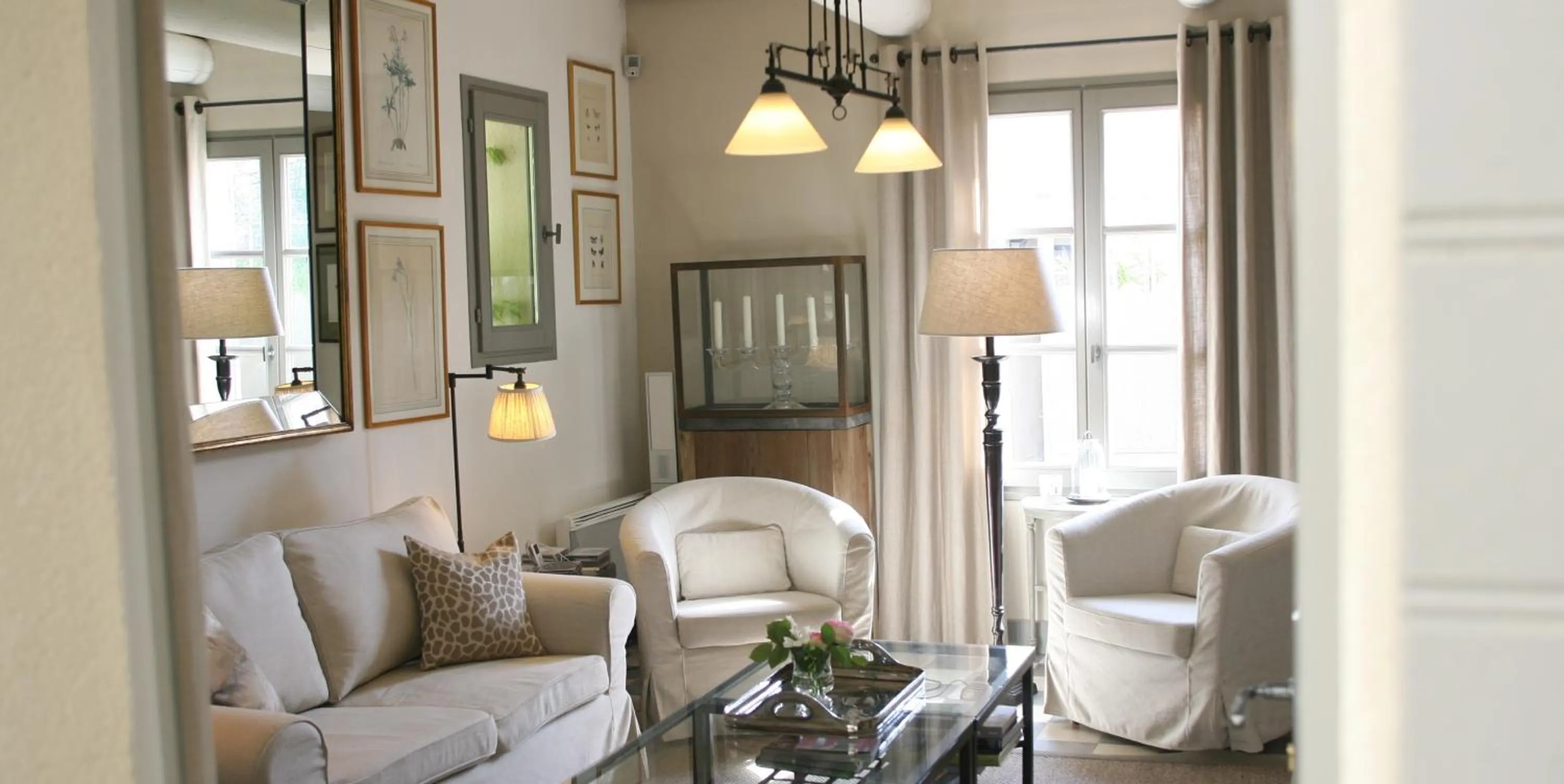 Communal lounge/ TV room in La Bastide de Boulbon