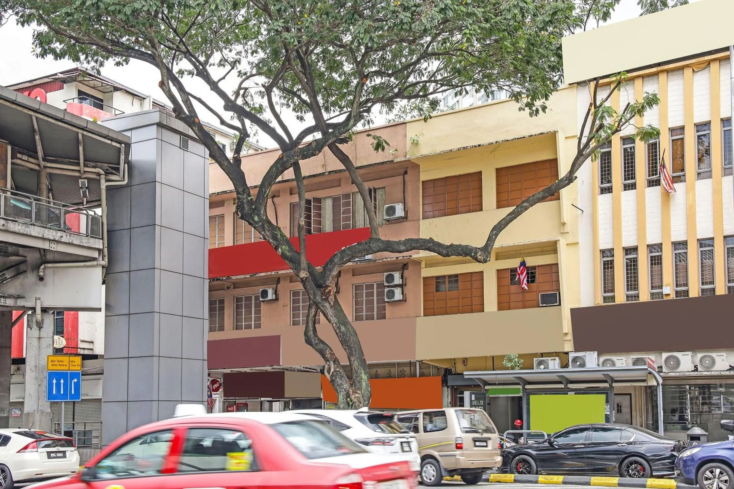 Facade/entrance in Hotel O Shalimar