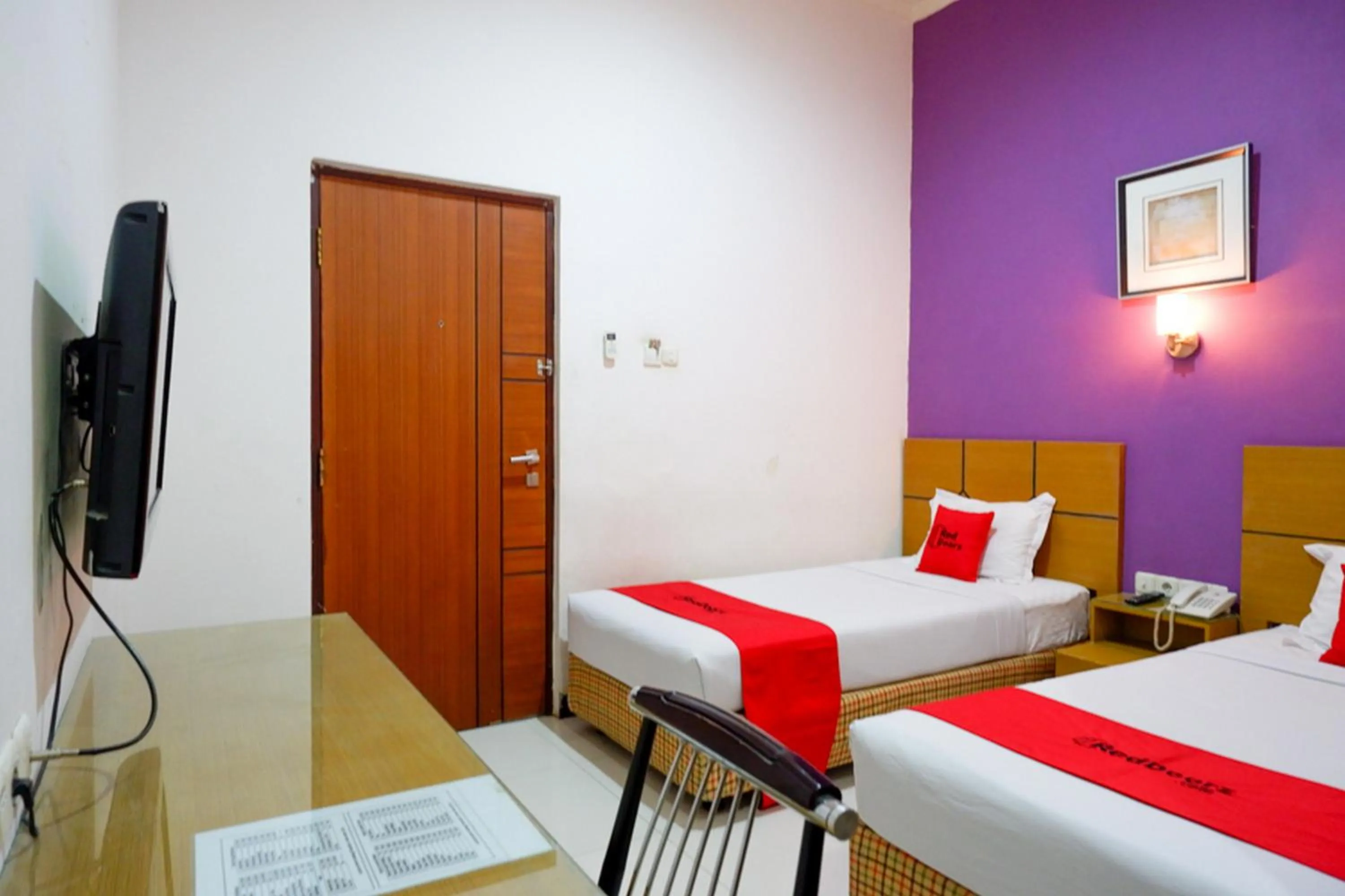 Bedroom, Bed in RedDoorz near Monumen Habibi Ainun