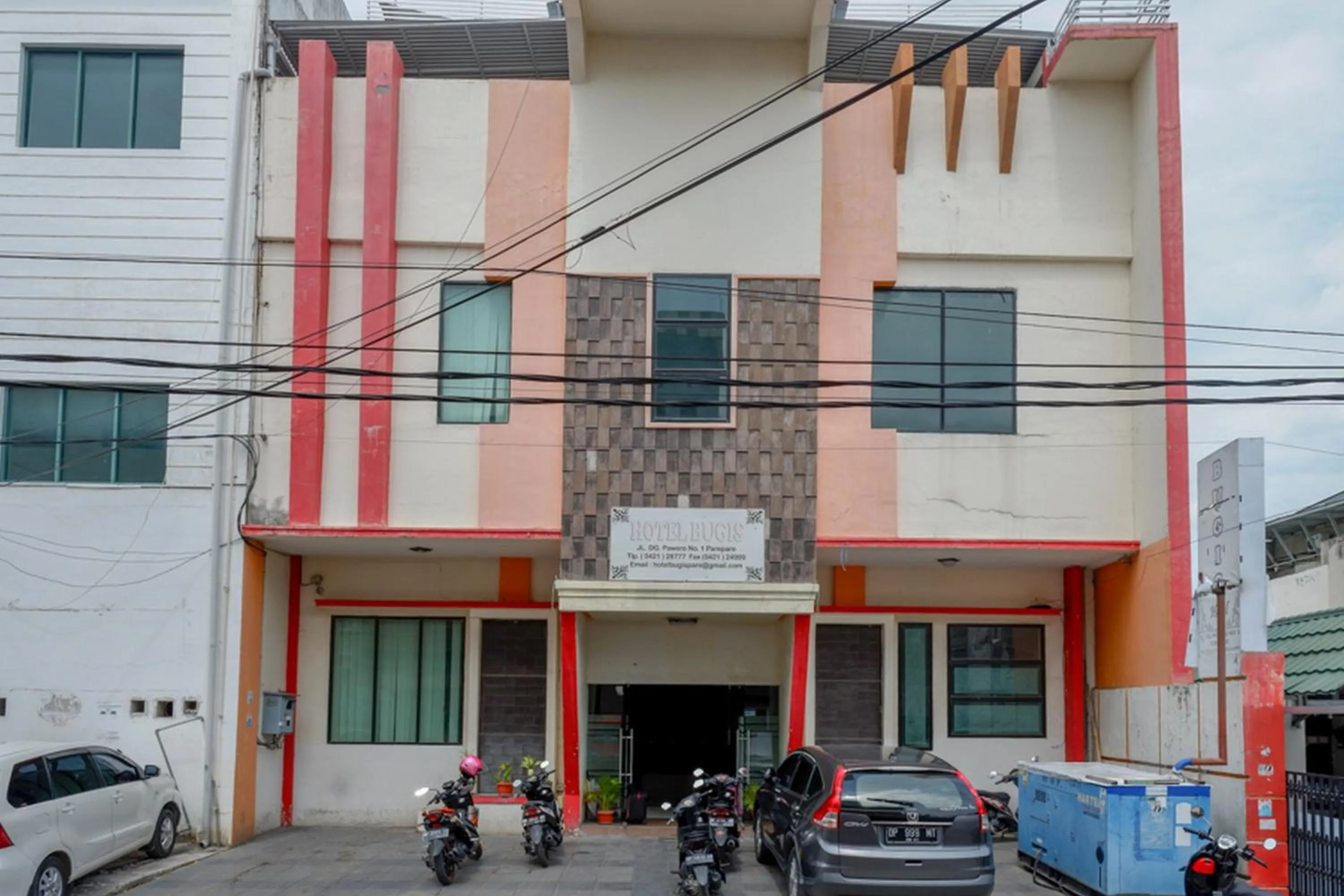 Property building in RedDoorz near Monumen Habibi Ainun