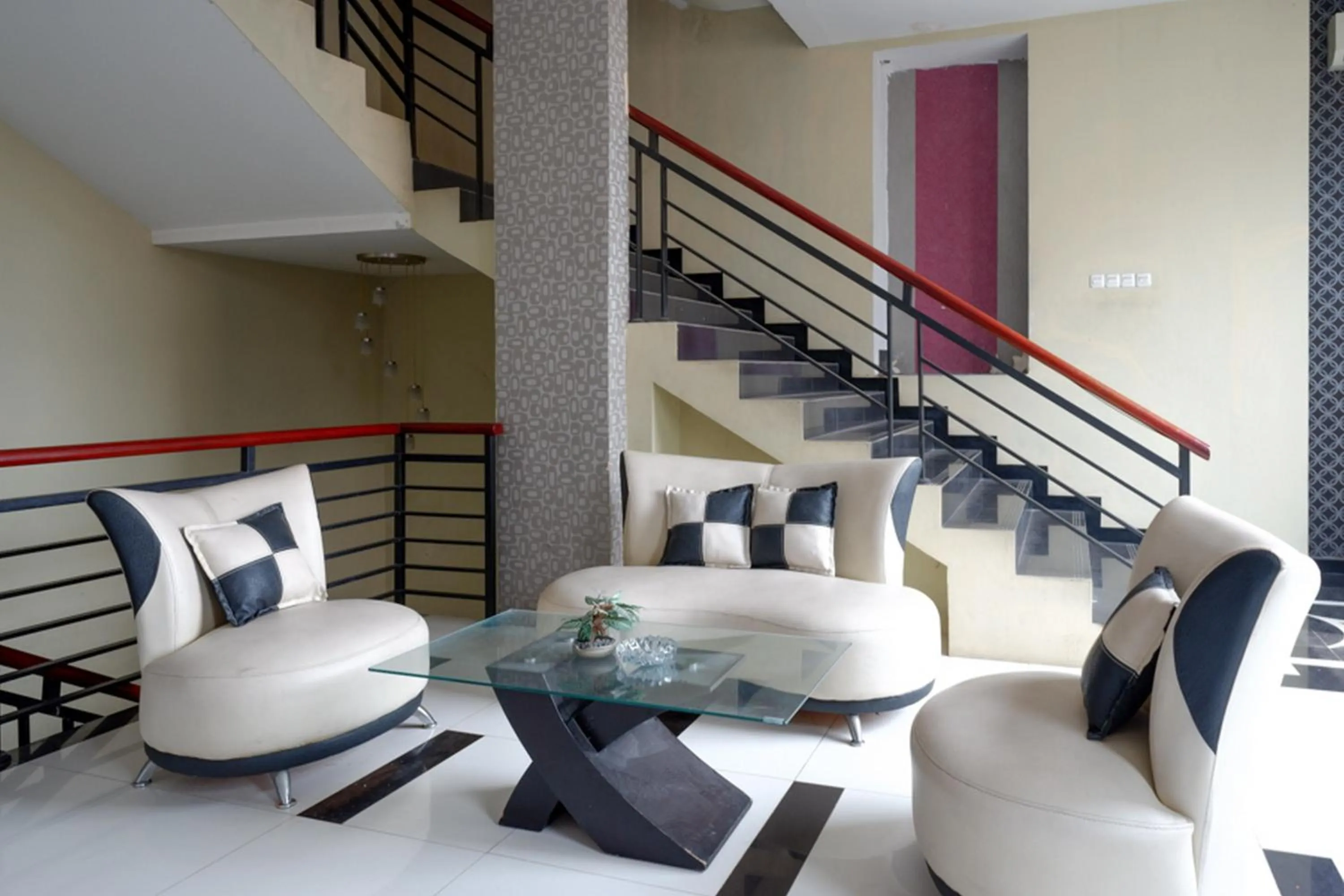 Lobby or reception in RedDoorz near Monumen Habibi Ainun