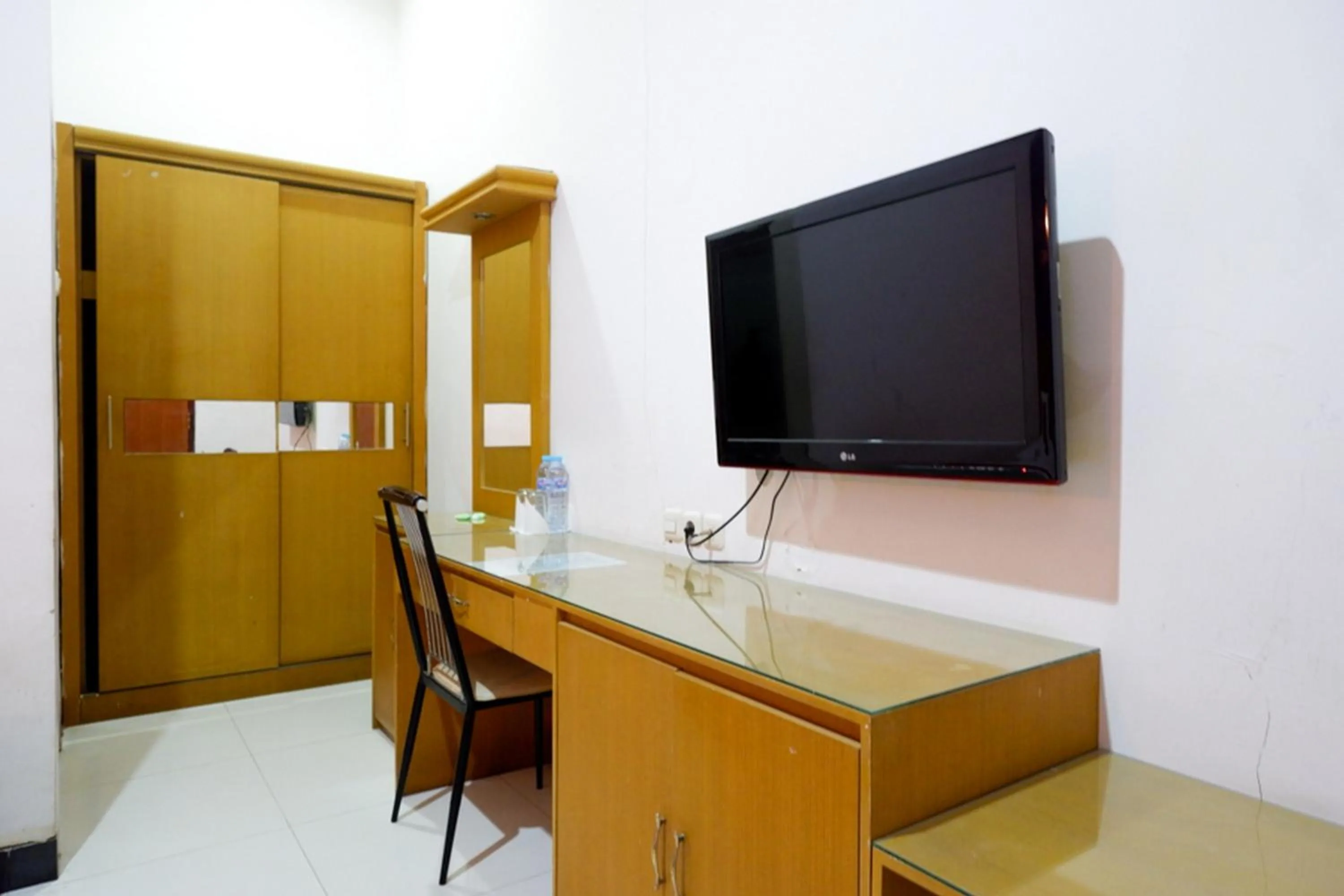 TV and multimedia in RedDoorz near Monumen Habibi Ainun