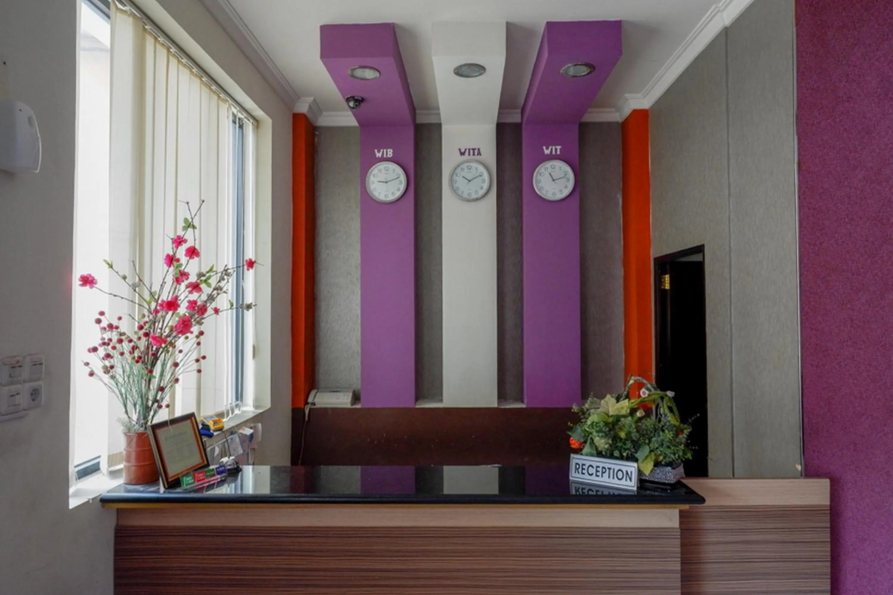 Facade/entrance in RedDoorz near Monumen Habibi Ainun