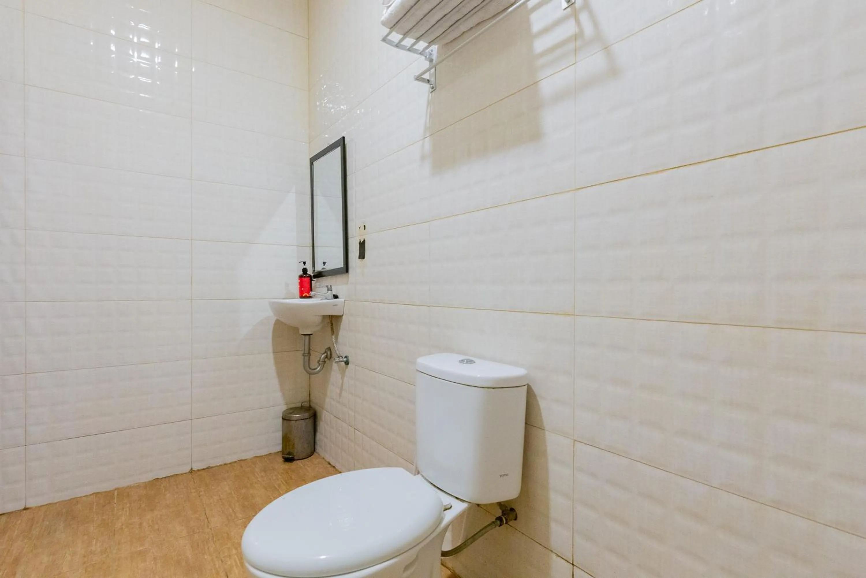 Bathroom in RedDoorz @ Iodium Residence Cikarang