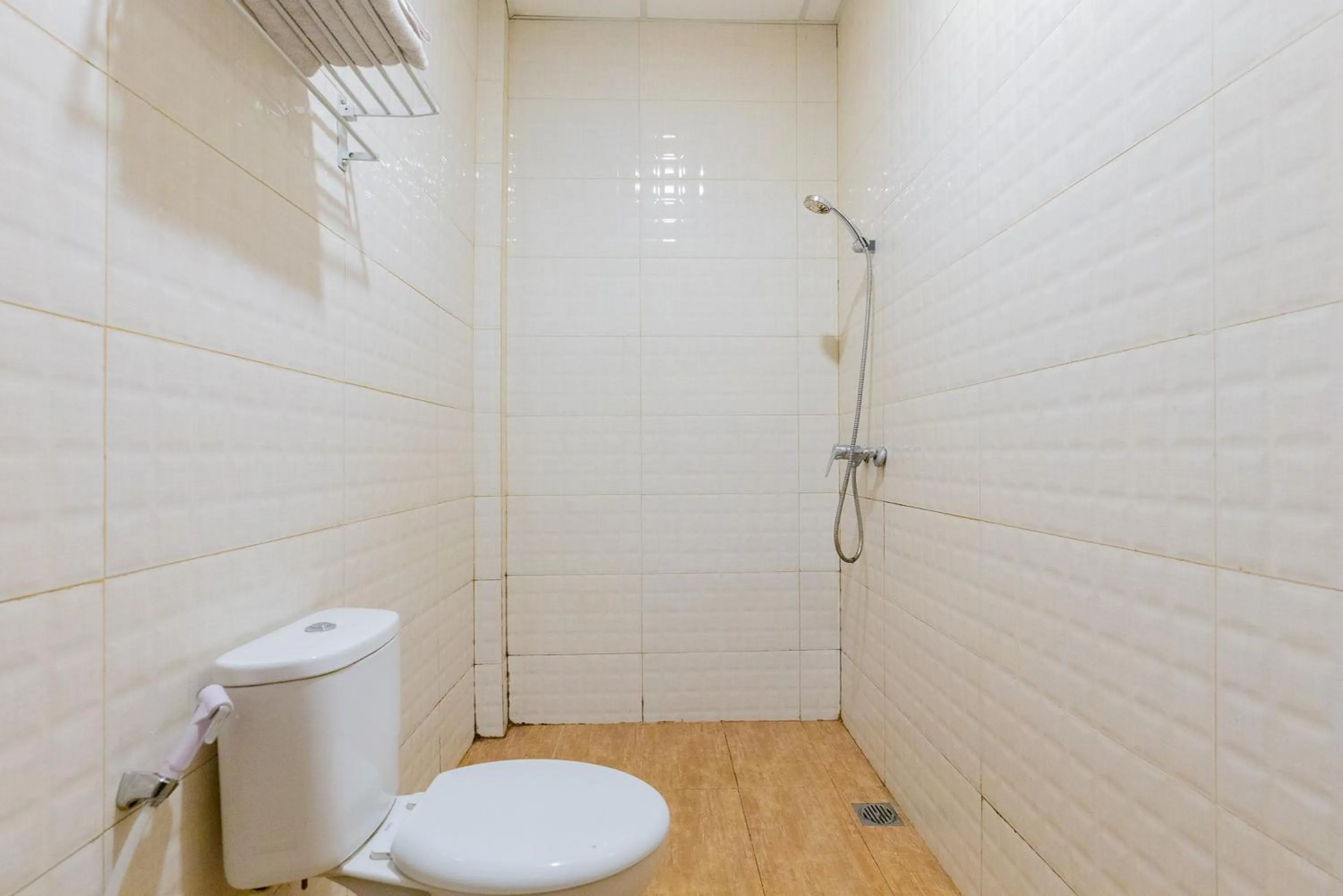 Bathroom in RedDoorz @ Iodium Residence Cikarang