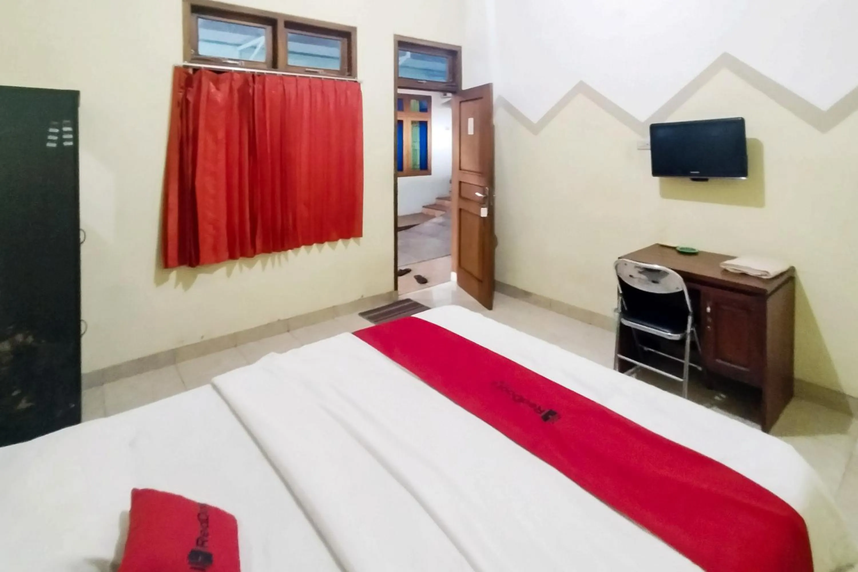 Bed in RedDoorz at Guesthouse Oemah Opa Metro Lampung