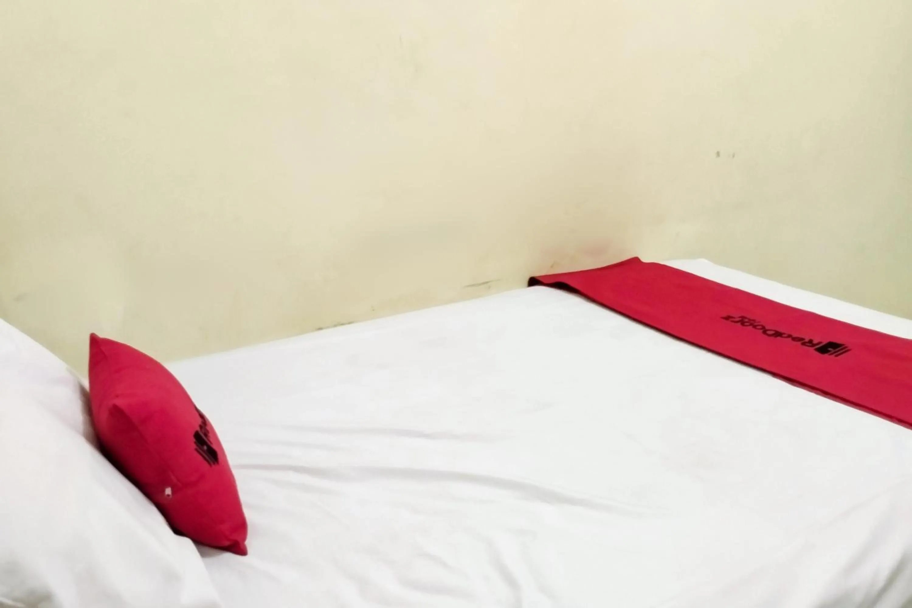 Bed in RedDoorz at Guesthouse Oemah Opa Metro Lampung