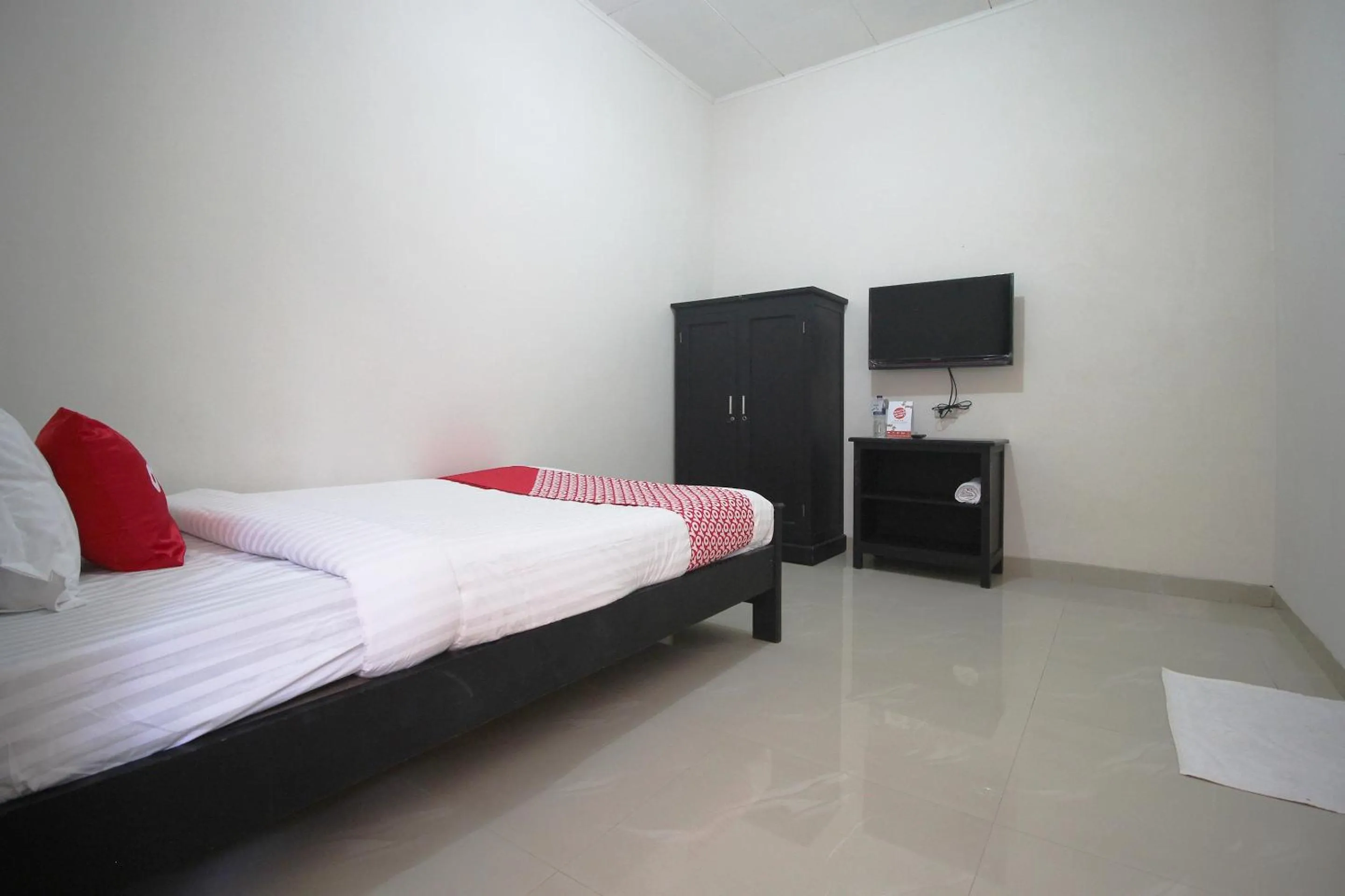Bedroom, Bed in Hotel O Wisma Ray Syariah