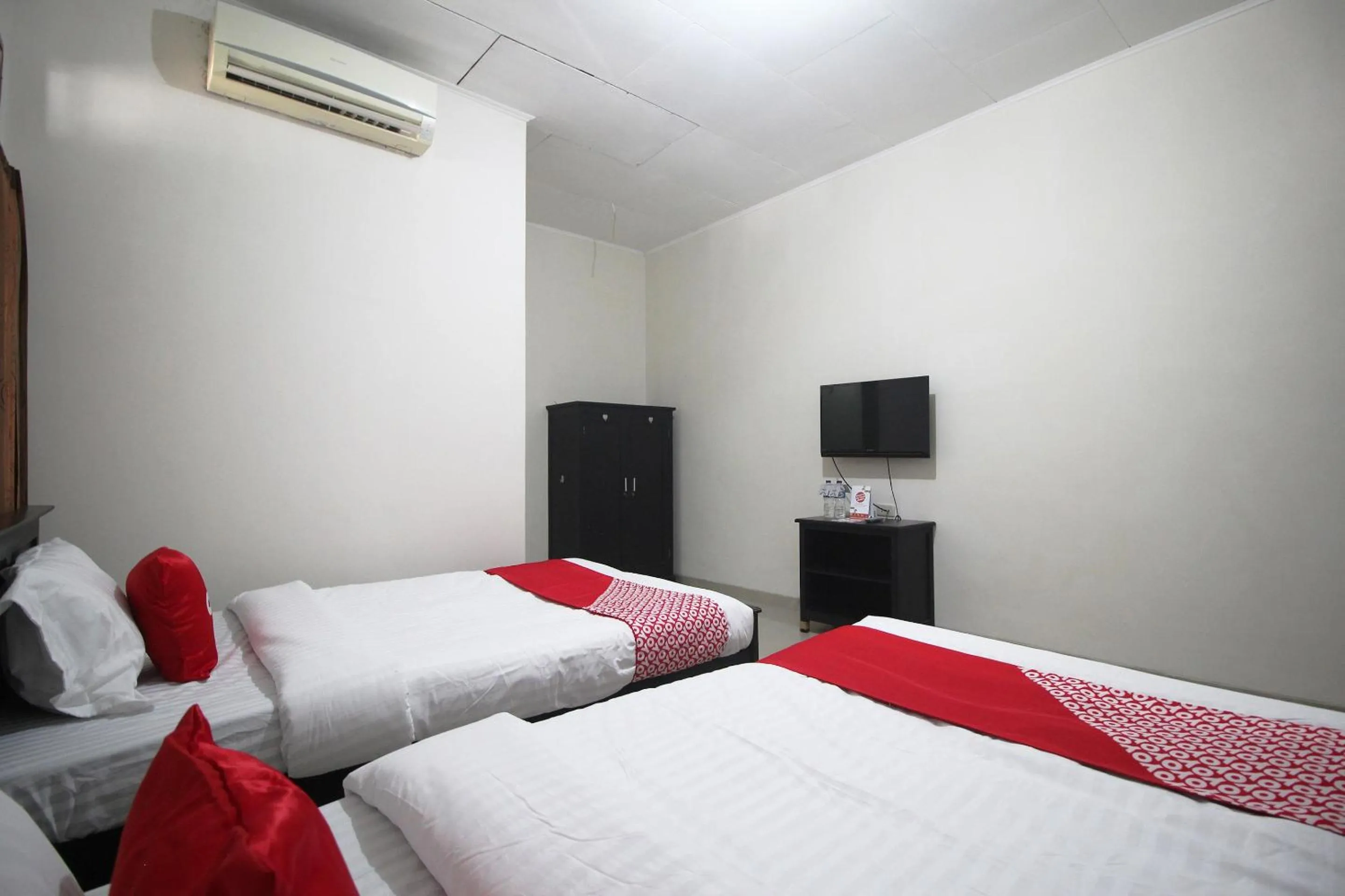 Bedroom, Bed in Hotel O Wisma Ray Syariah