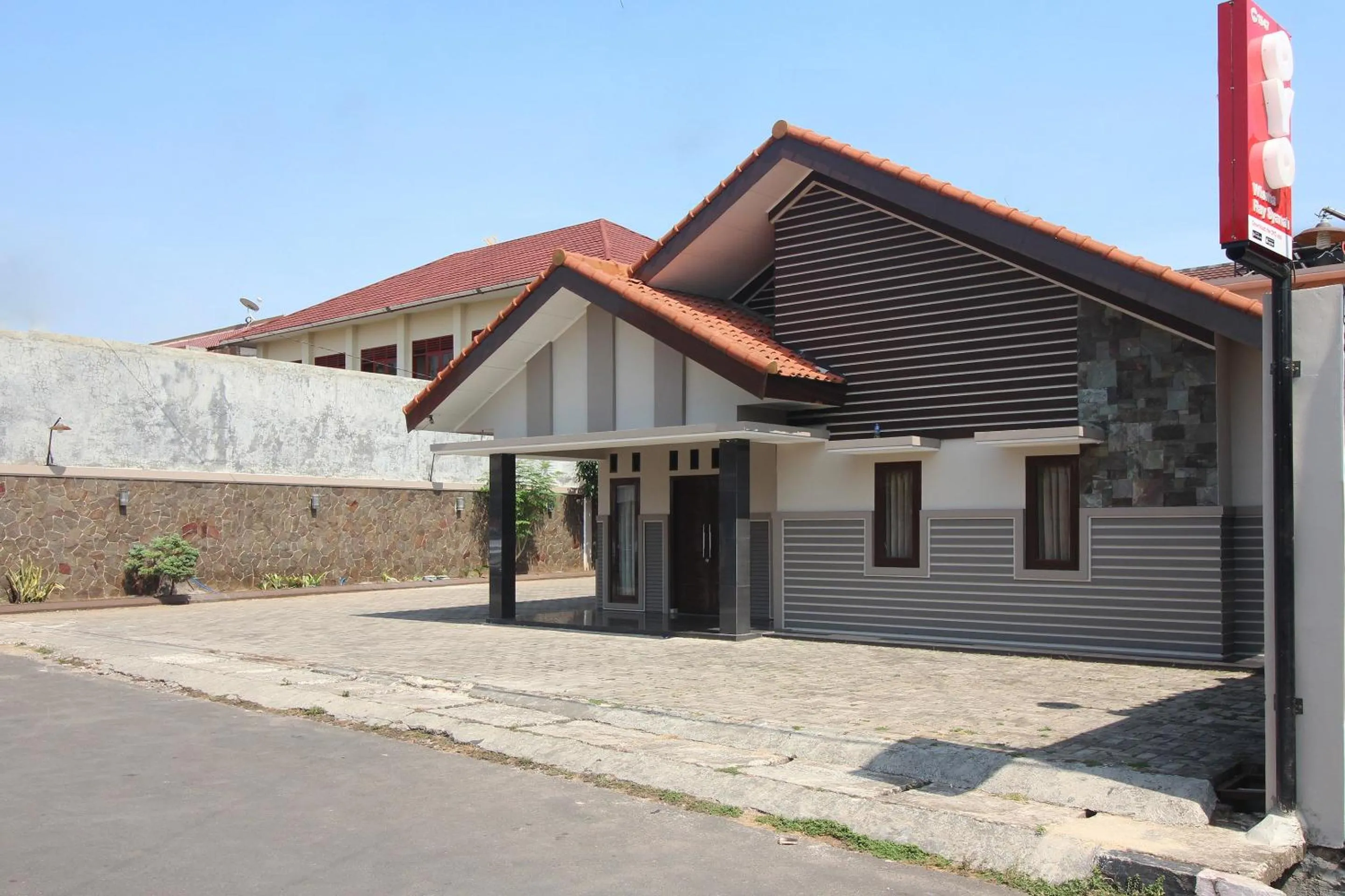 Facade/entrance in Hotel O Wisma Ray Syariah