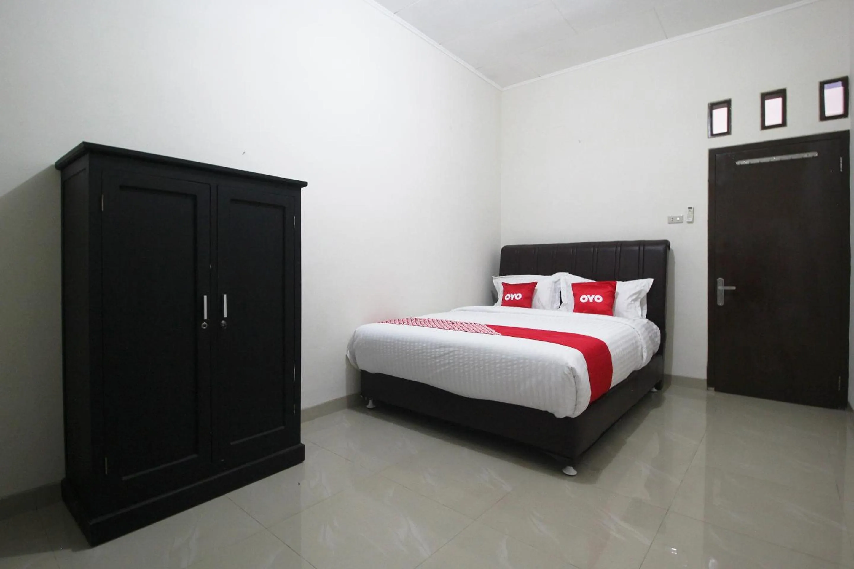 Bedroom, Bed in Hotel O Wisma Ray Syariah
