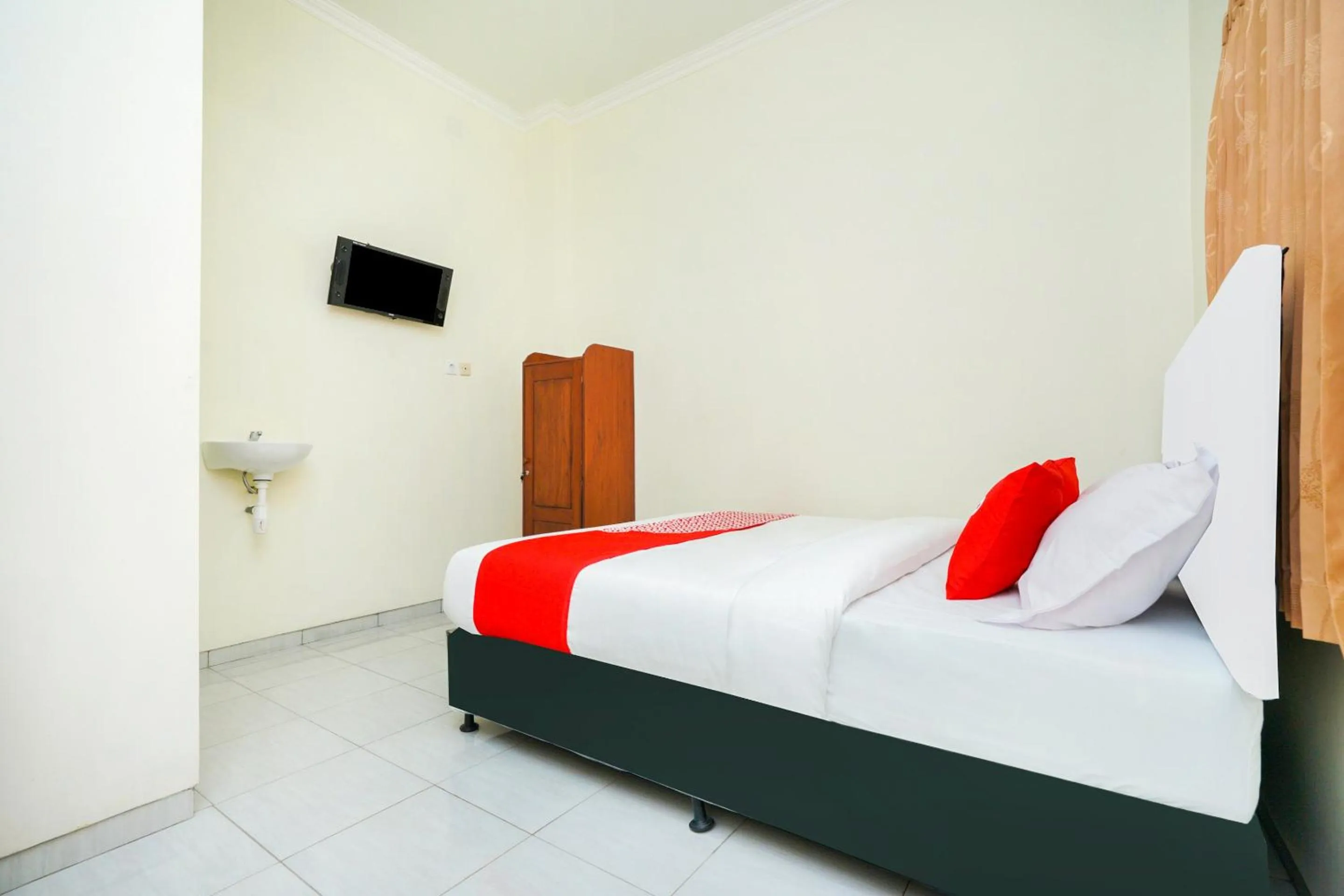 Bedroom in OYO 1642 Penginapan Anggrek Syariah 2