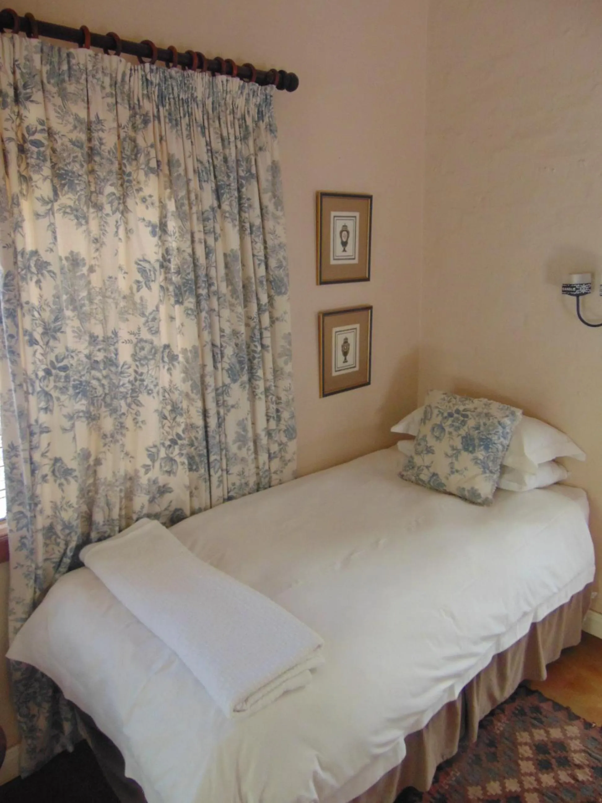 Bed in Fountain Baths Guest Cottages